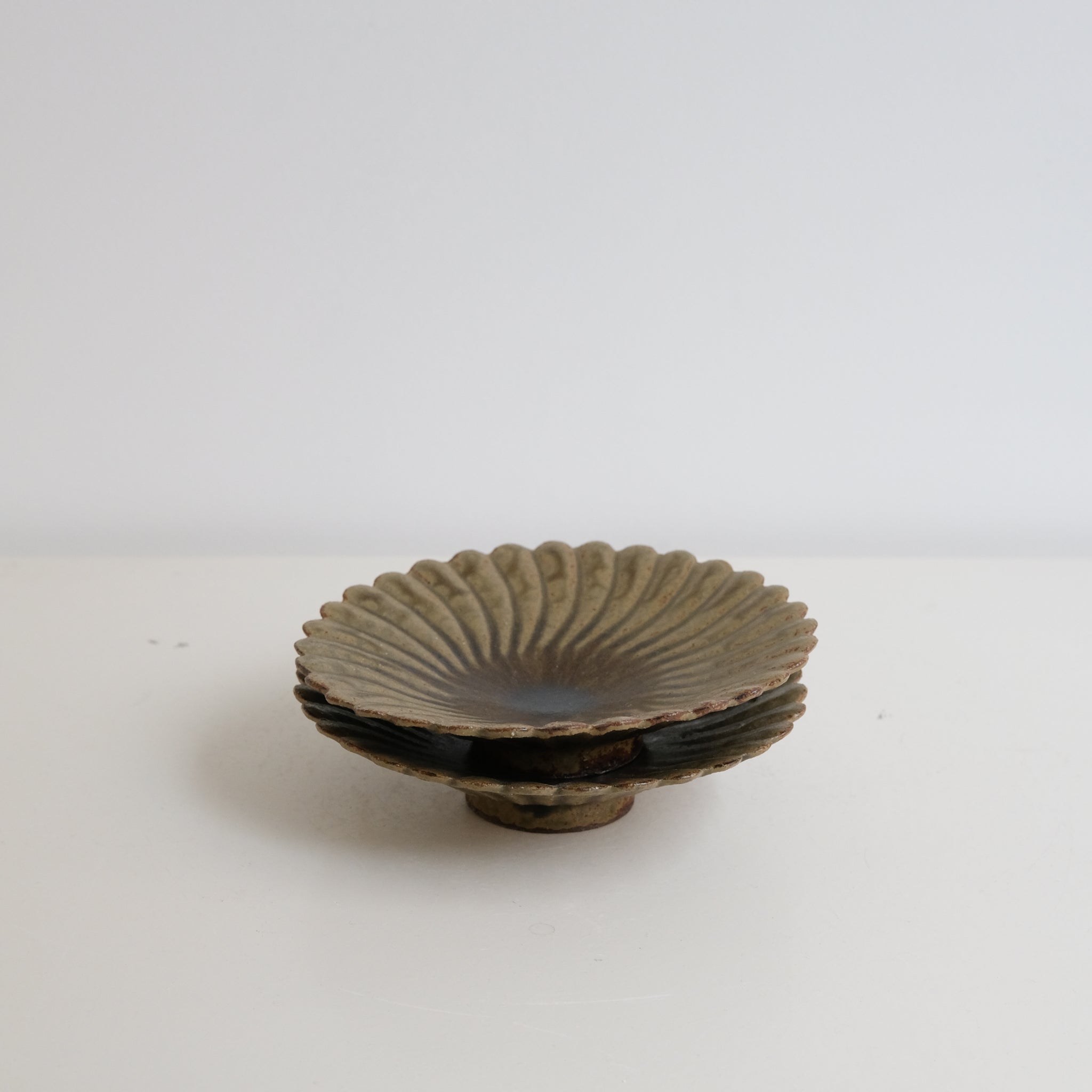 Assiette "fleurs" en grès D 15,5cm - vert kaki de Teshima Toen chez Brutal Ceramics