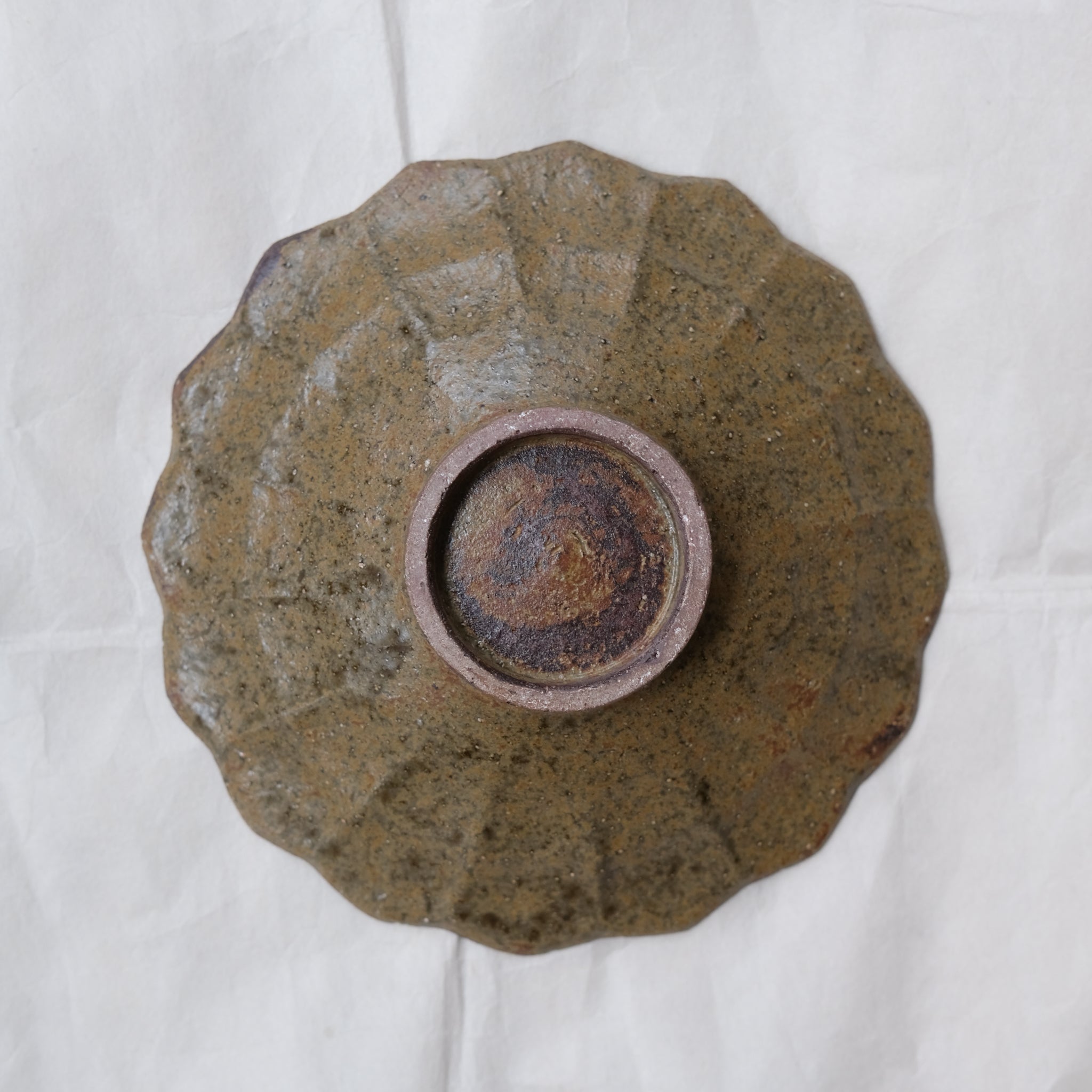 Assiette "fleurs" en grès D 15,5cm - marron ocre de Teshima Toen chez Brutal Ceramics