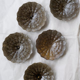 Assiette "fleurs" en grès D 15,5cm - marron ocre de Teshima Toen chez Brutal Ceramics