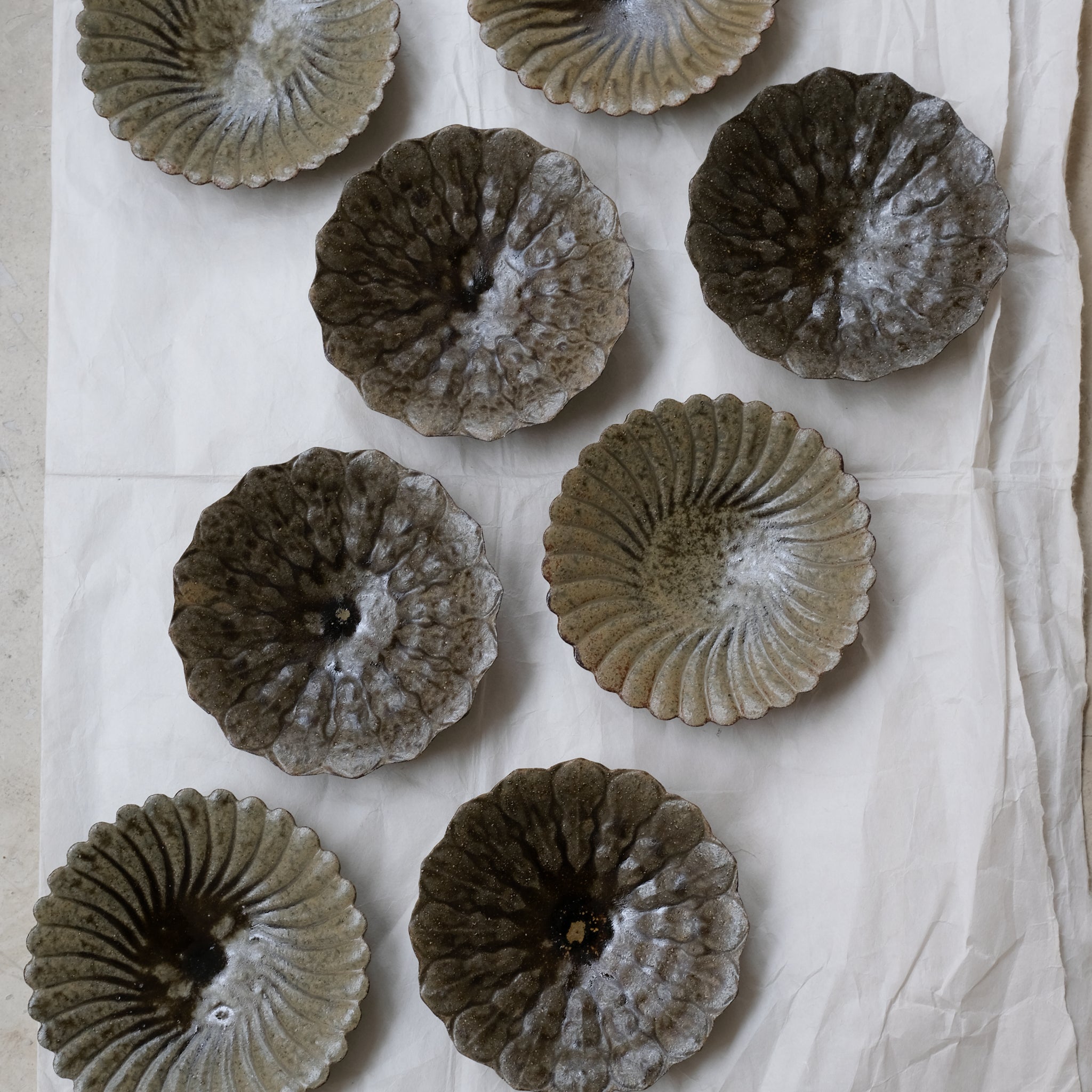 Assiette "fleurs" en grès D 15,5cm - vert kaki de Teshima Toen chez Brutal Ceramics