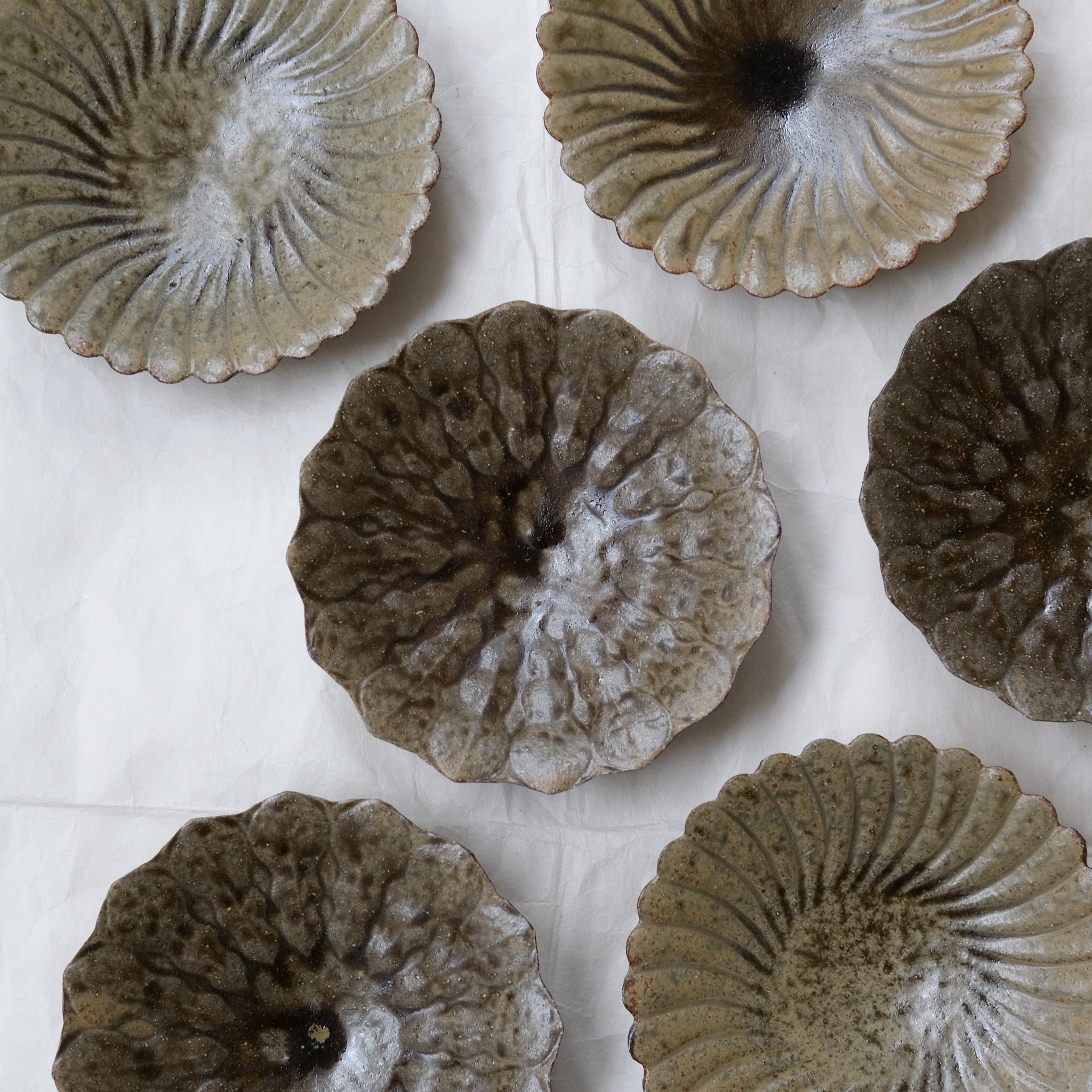 Assiette "fleurs" en grès D 15,5cm - marron ocre de Teshima Toen chez Brutal Ceramics