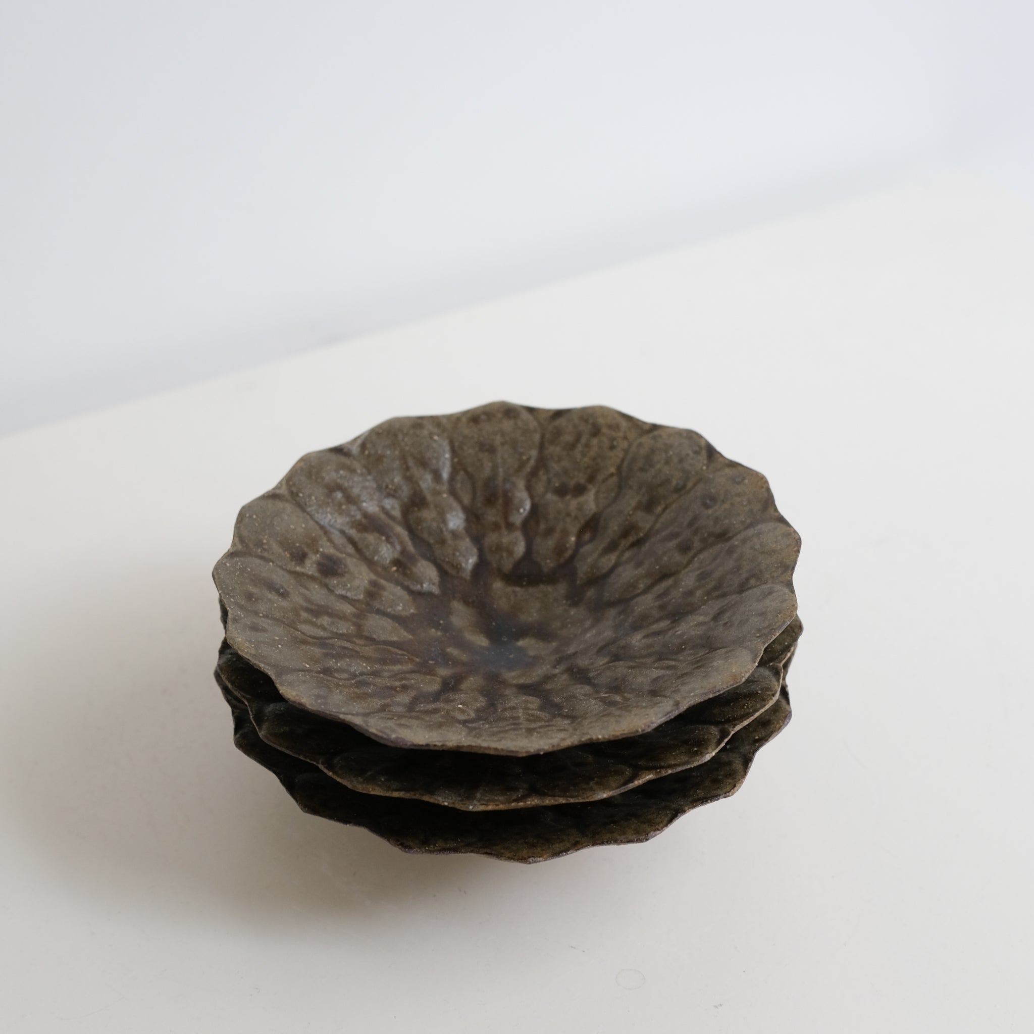 Assiette "fleurs" en grès D 15,5cm - marron ocre de Teshima Toen chez Brutal Ceramics