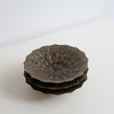 Assiette "fleurs" en grès D 15,5cm - marron ocre de Teshima Toen chez Brutal Ceramics