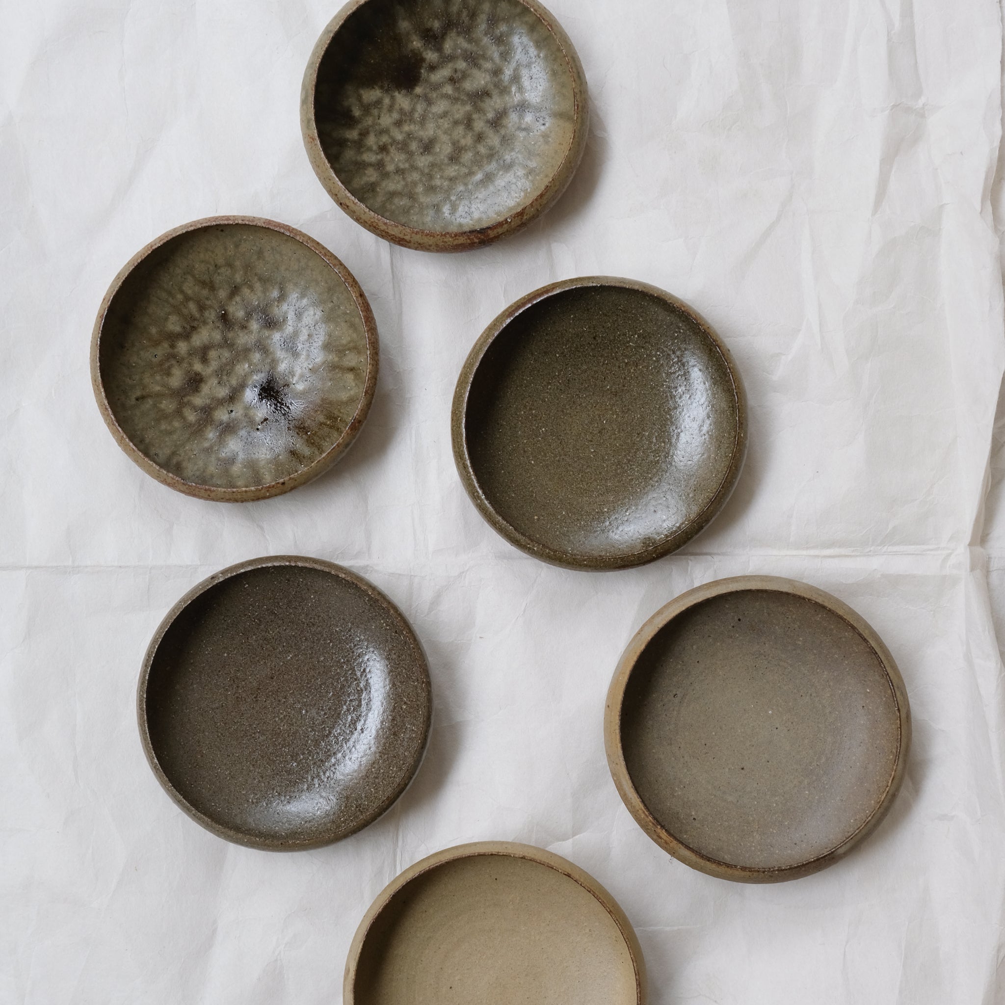 Bol en grès D 12cm - nuances de verts et marrons de Teshima Toen chez Brutal Ceramics