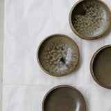 Bol en grès D 12cm - nuances de verts et marrons de Teshima Toen chez Brutal Ceramics