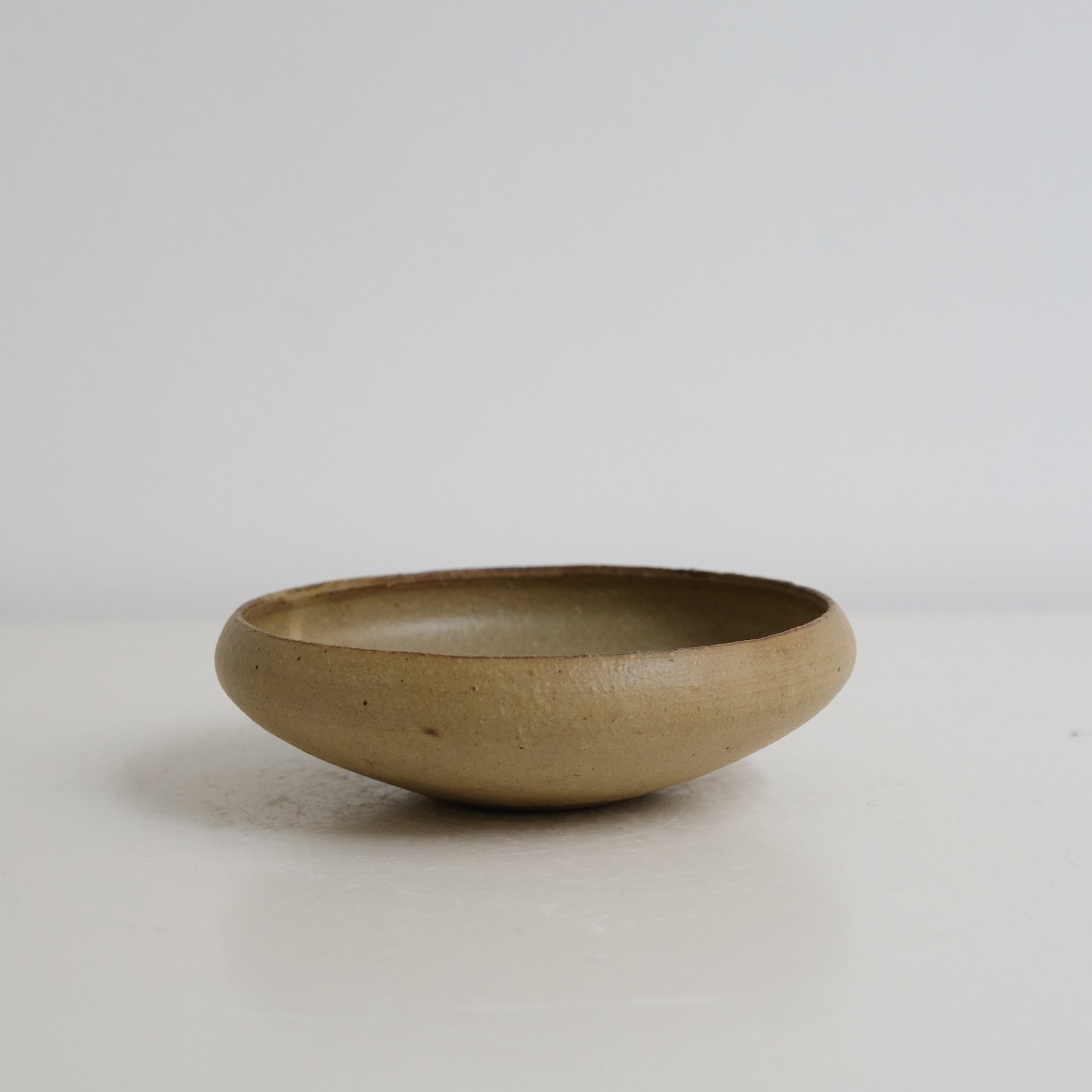 Bol en grès D 12cm - nuances de verts et marrons de Teshima Toen chez Brutal Ceramics