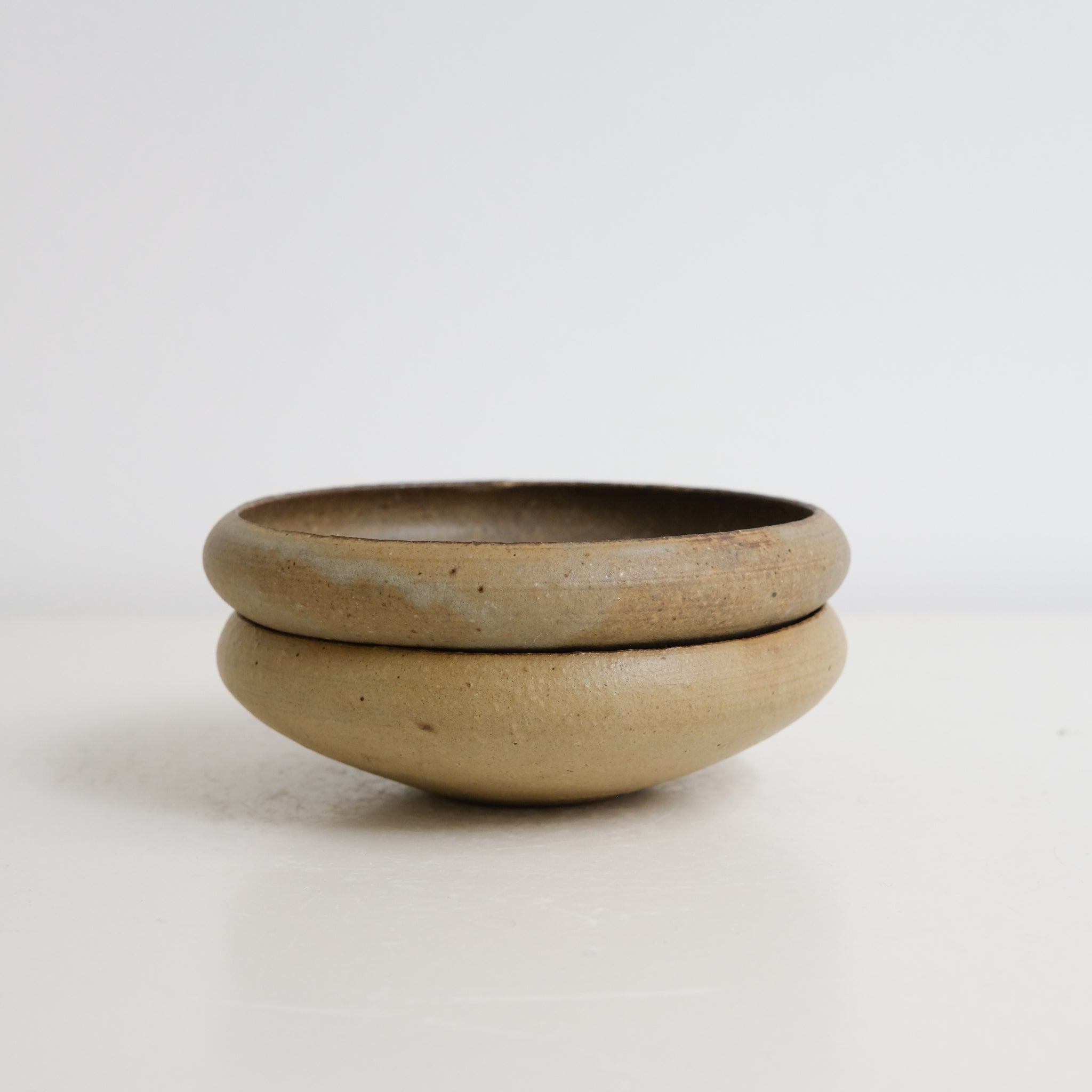 Bol en grès D 12cm - nuances de verts et marrons de Teshima Toen chez Brutal Ceramics