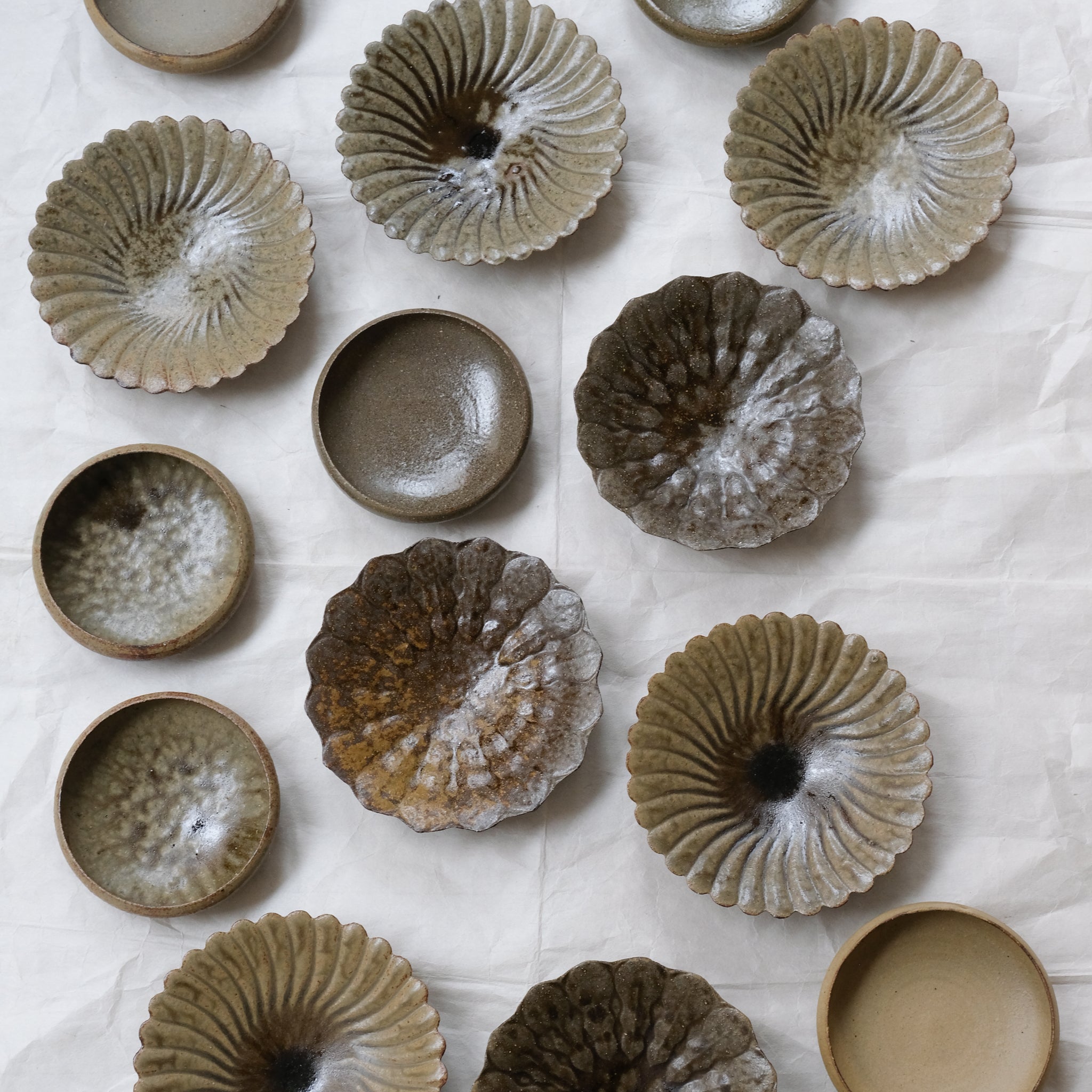 Bol en grès D 12cm - nuances de verts et marrons de Teshima Toen chez Brutal Ceramics
