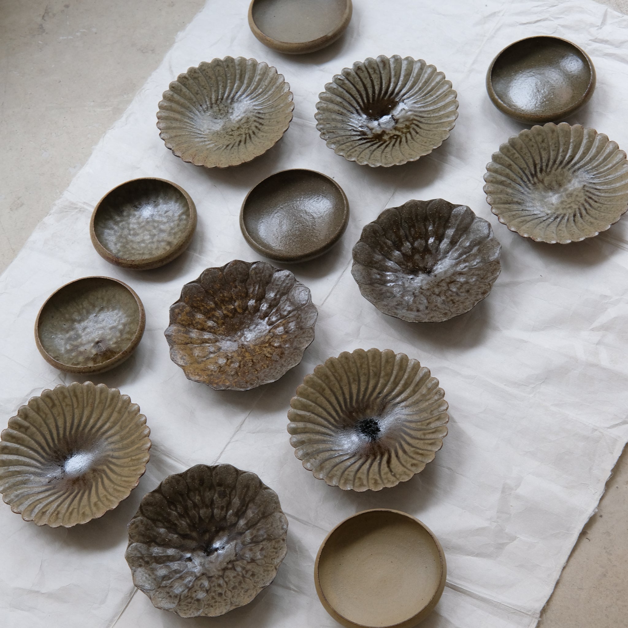 Assiette "fleurs" en grès D 15,5cm - marron ocre de Teshima Toen chez Brutal Ceramics