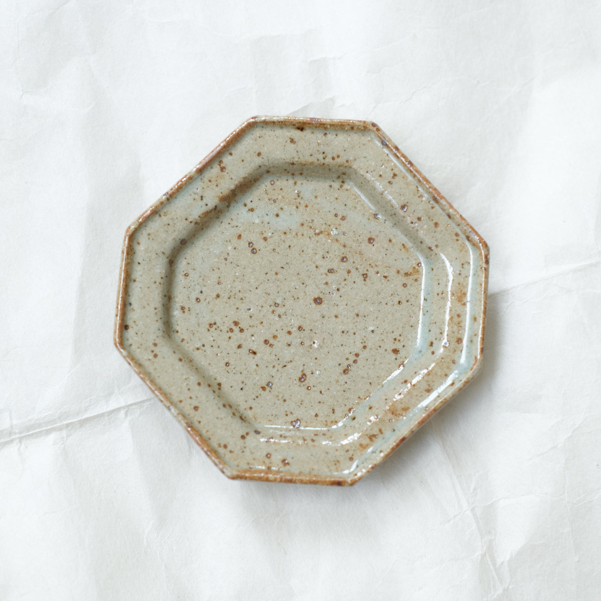 Assiette octogonale  D10cm - gris vert brillant de Yoh Kashiwai chez Brutal Ceramics