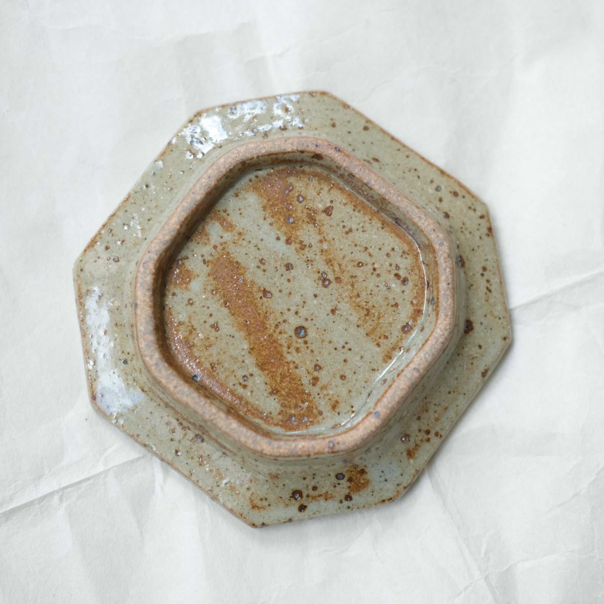 Assiette octogonale  D10cm - gris vert brillant de Yoh Kashiwai chez Brutal Ceramics