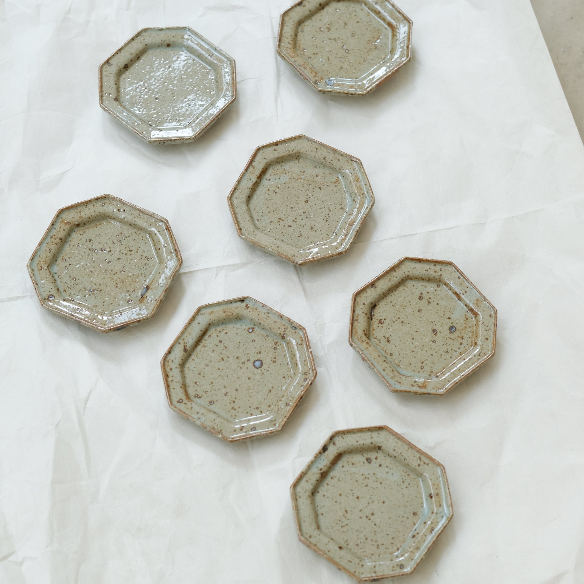 Assiette octogonale  D10cm - gris vert brillant de Yoh Kashiwai chez Brutal Ceramics