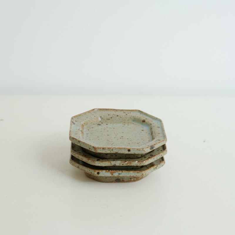Assiette octogonale  D10cm - gris vert brillant de Yoh Kashiwai chez Brutal Ceramics