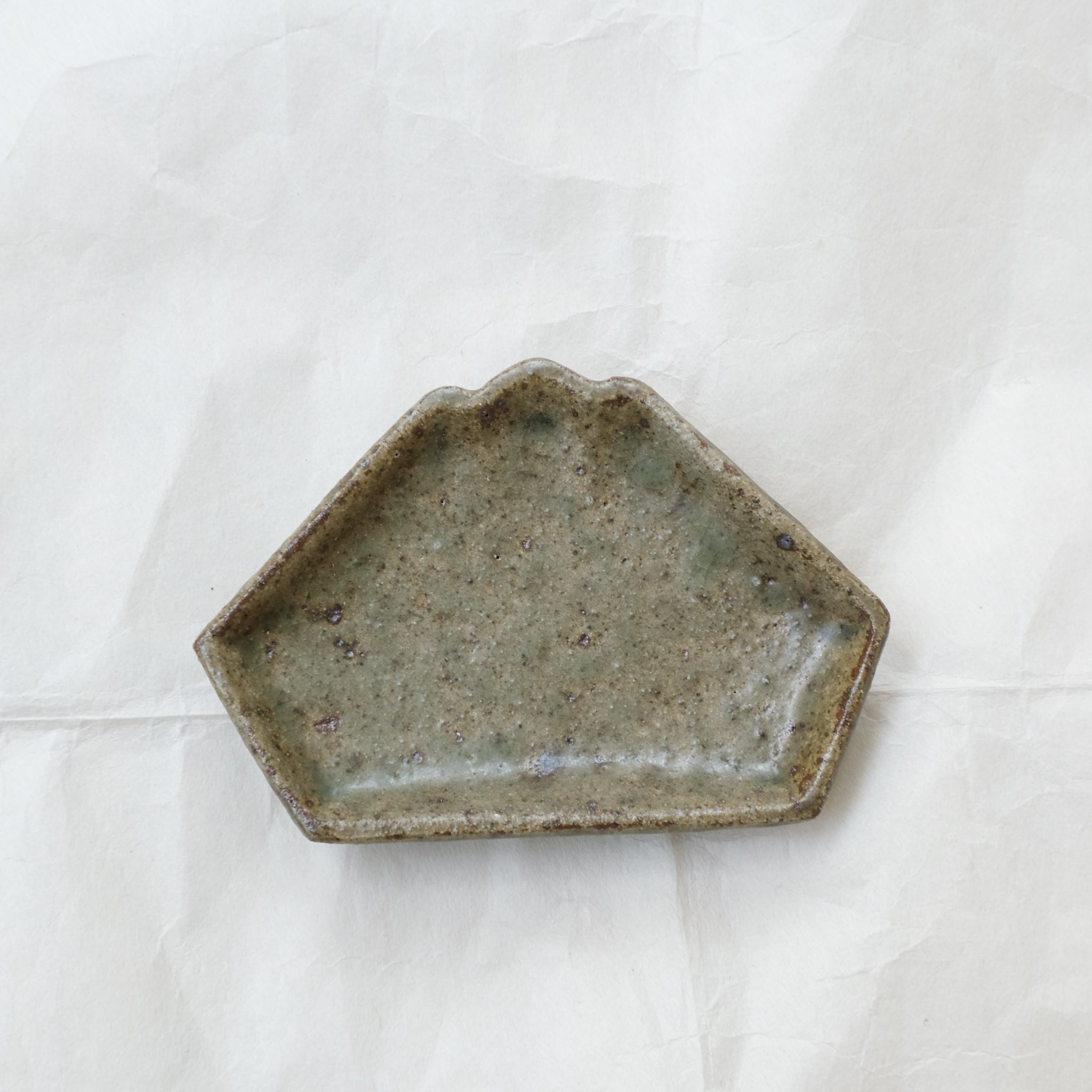 Assiette "montagne" en grès L 11cm - vert foncé de Yoh Kashiwai chez Brutal Ceramics