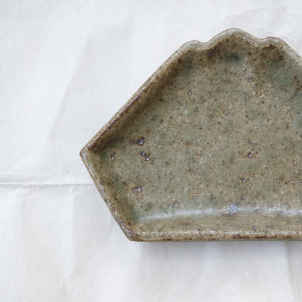 Assiette "montagne" en grès L 11cm - vert foncé de Yoh Kashiwai chez Brutal Ceramics