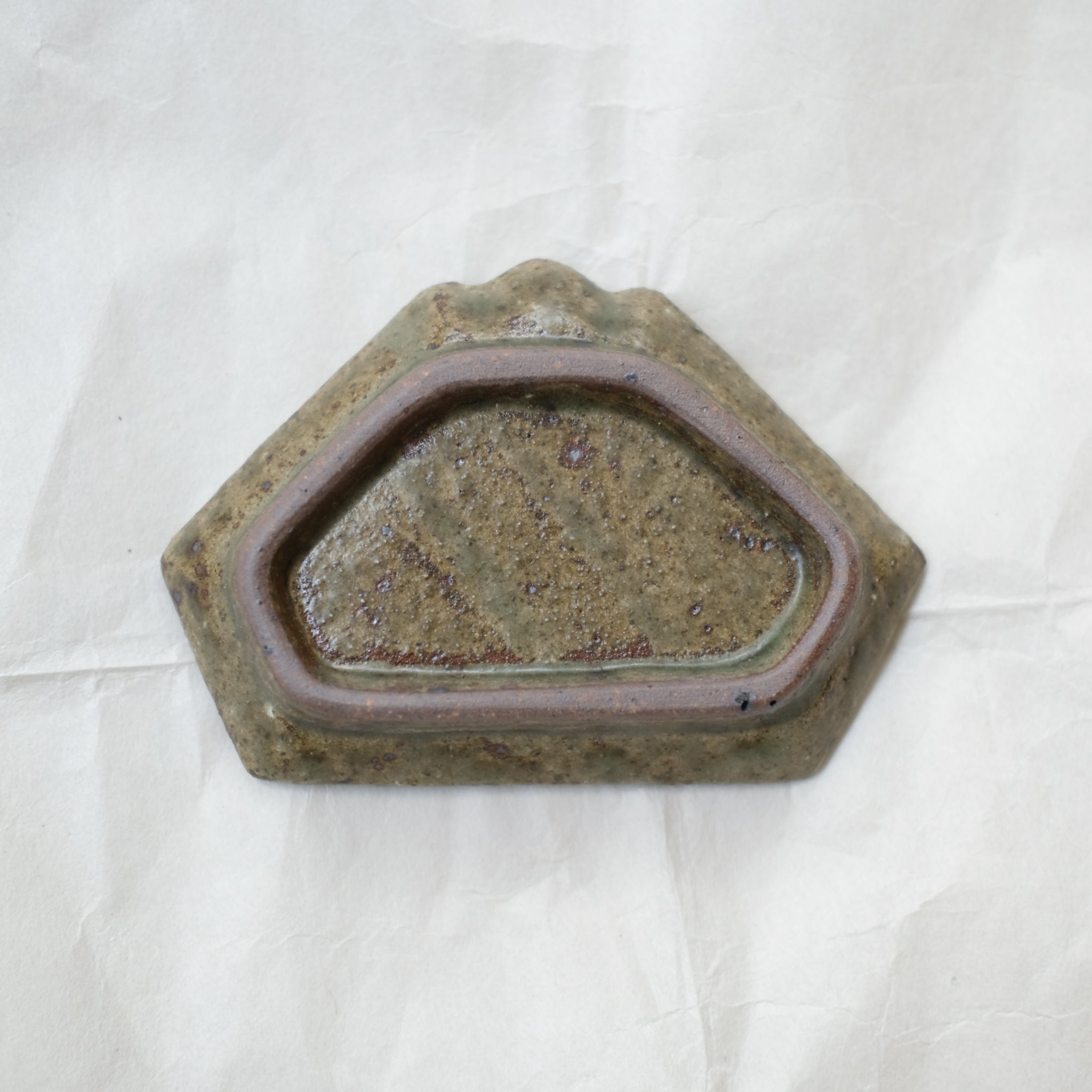 Assiette "montagne" en grès L 11cm - vert foncé de Yoh Kashiwai chez Brutal Ceramics