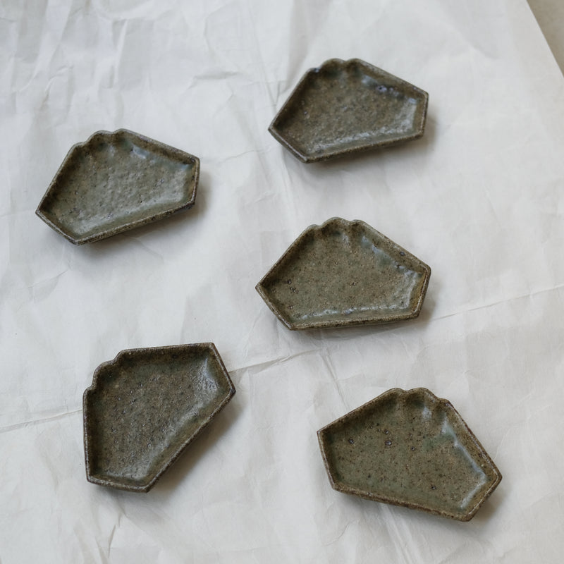 Assiette "montagne" en grès L 11cm - vert foncé de Yoh Kashiwai chez Brutal Ceramics