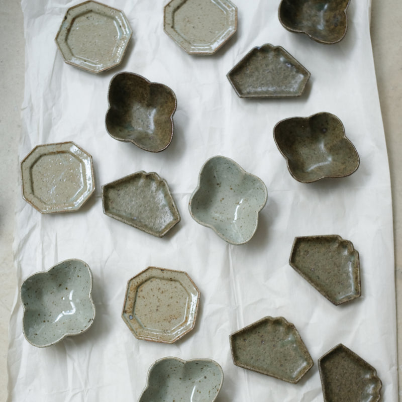 Assiette octogonale  D10cm - gris vert brillant de Yoh Kashiwai chez Brutal Ceramics