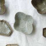 Bol "fleurs" L 12cm en grès - vert clair brillant de Yoh Kashiwai chez Brutal Ceramics