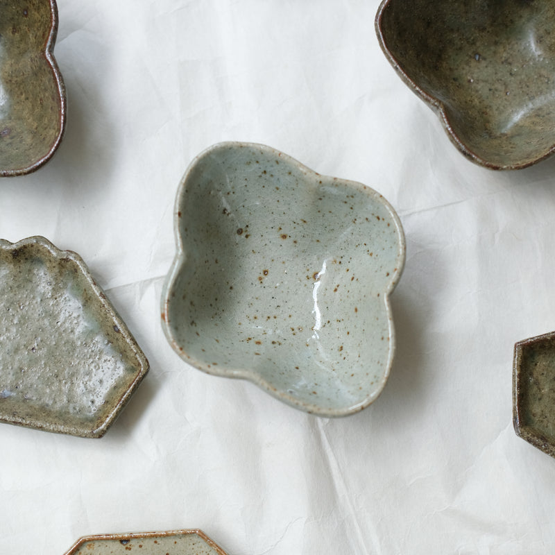 Bol "fleurs" L 12cm en grès - vert clair brillant de Yoh Kashiwai chez Brutal Ceramics