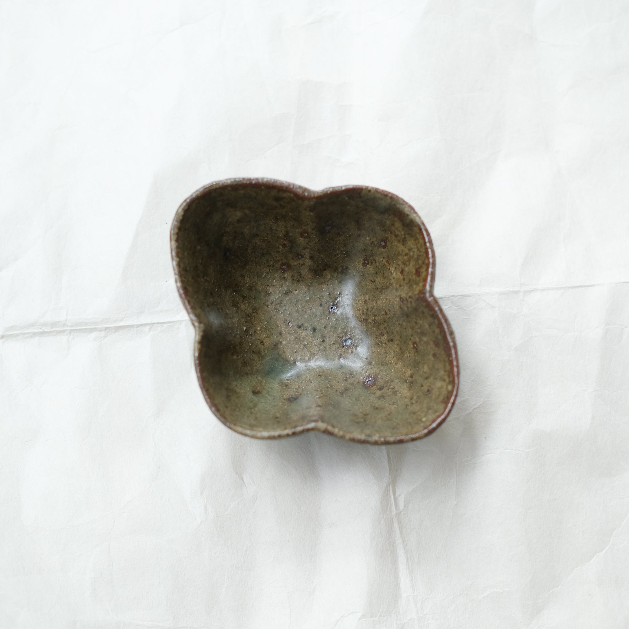 Bol "fleurs" L 12cm en grès - vert foncé de Yoh Kashiwai chez Brutal Ceramics