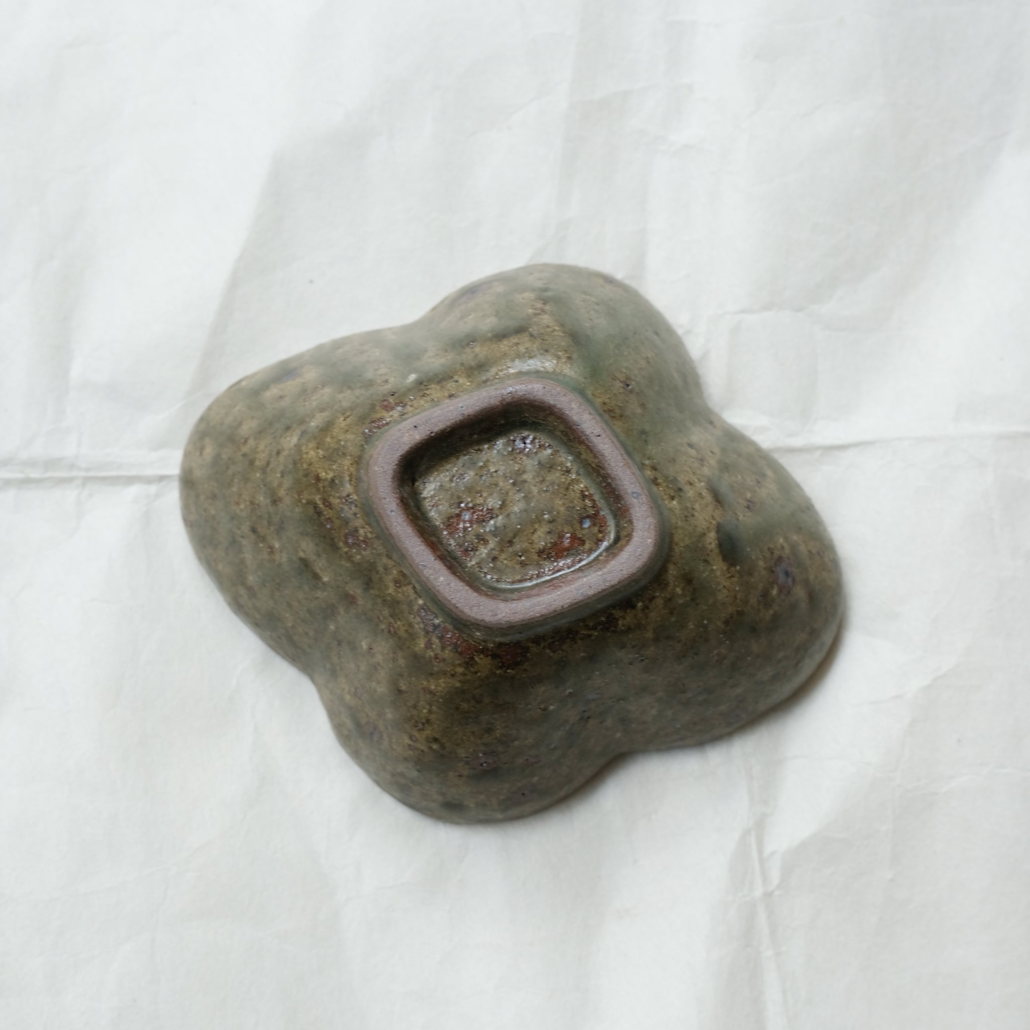 Bol "fleurs" L 12cm en grès - vert foncé de Yoh Kashiwai chez Brutal Ceramics