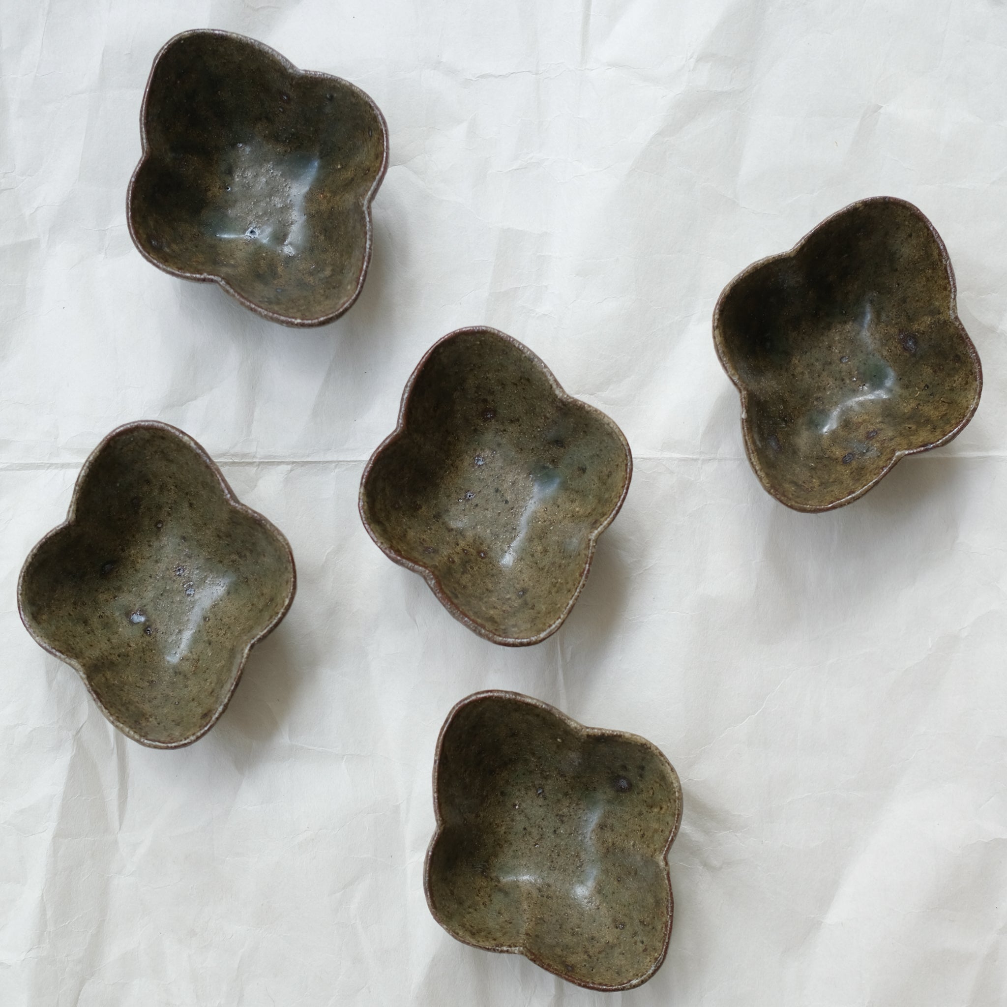 Bol "fleurs" L 12cm en grès - vert foncé de Yoh Kashiwai chez Brutal Ceramics