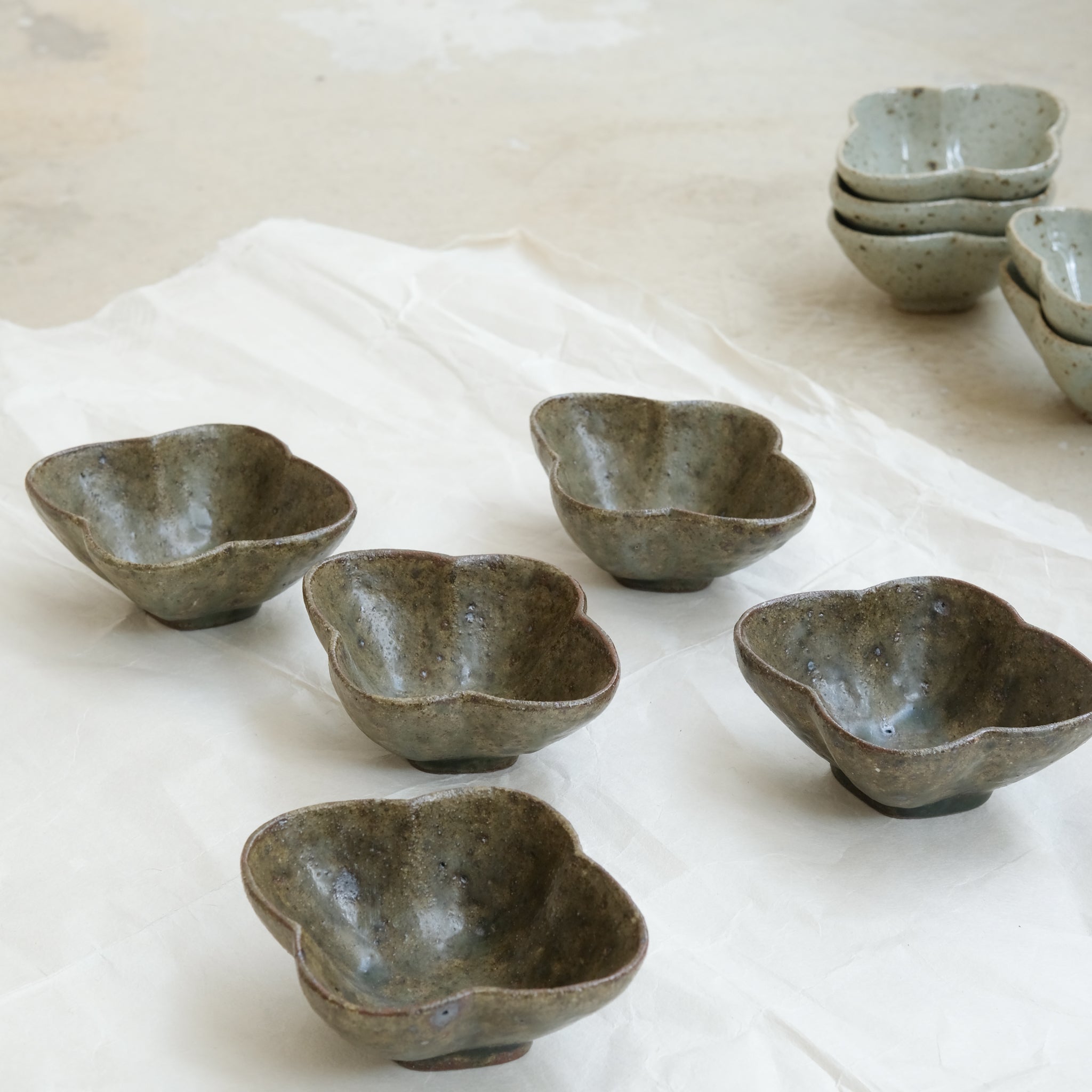 Bol "fleurs" L 12cm en grès - vert foncé de Yoh Kashiwai chez Brutal Ceramics