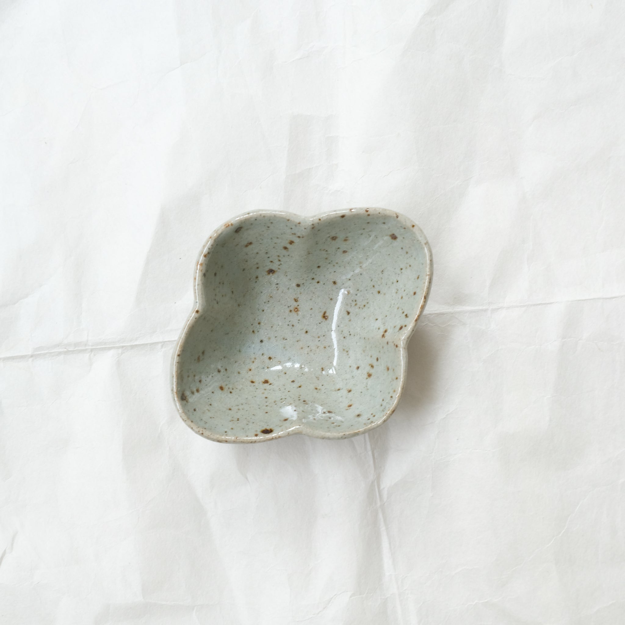 Bol "fleurs" L 12cm en grès - vert clair brillant de Yoh Kashiwai chez Brutal Ceramics