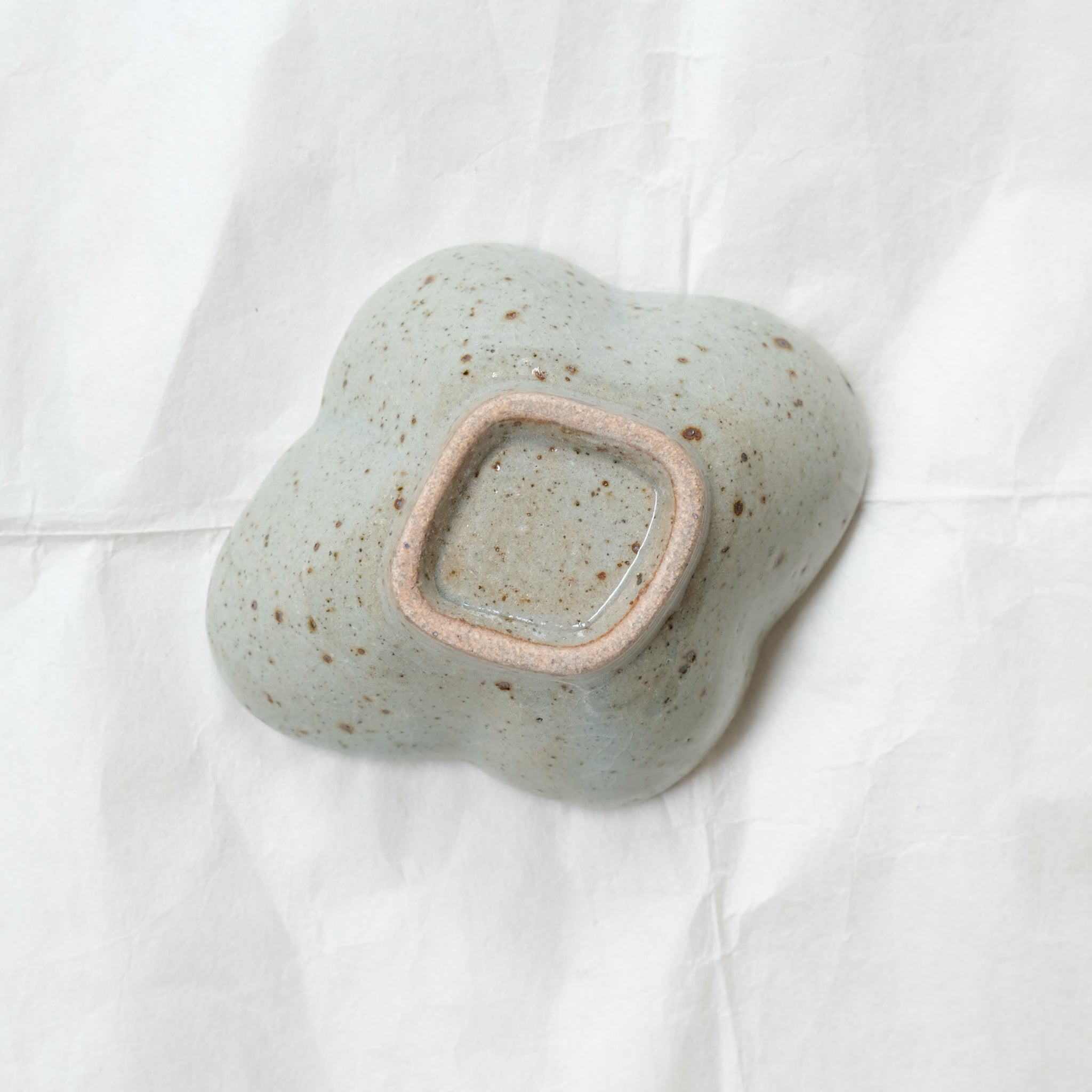 Bol "fleurs" L 12cm en grès - vert clair brillant de Yoh Kashiwai chez Brutal Ceramics