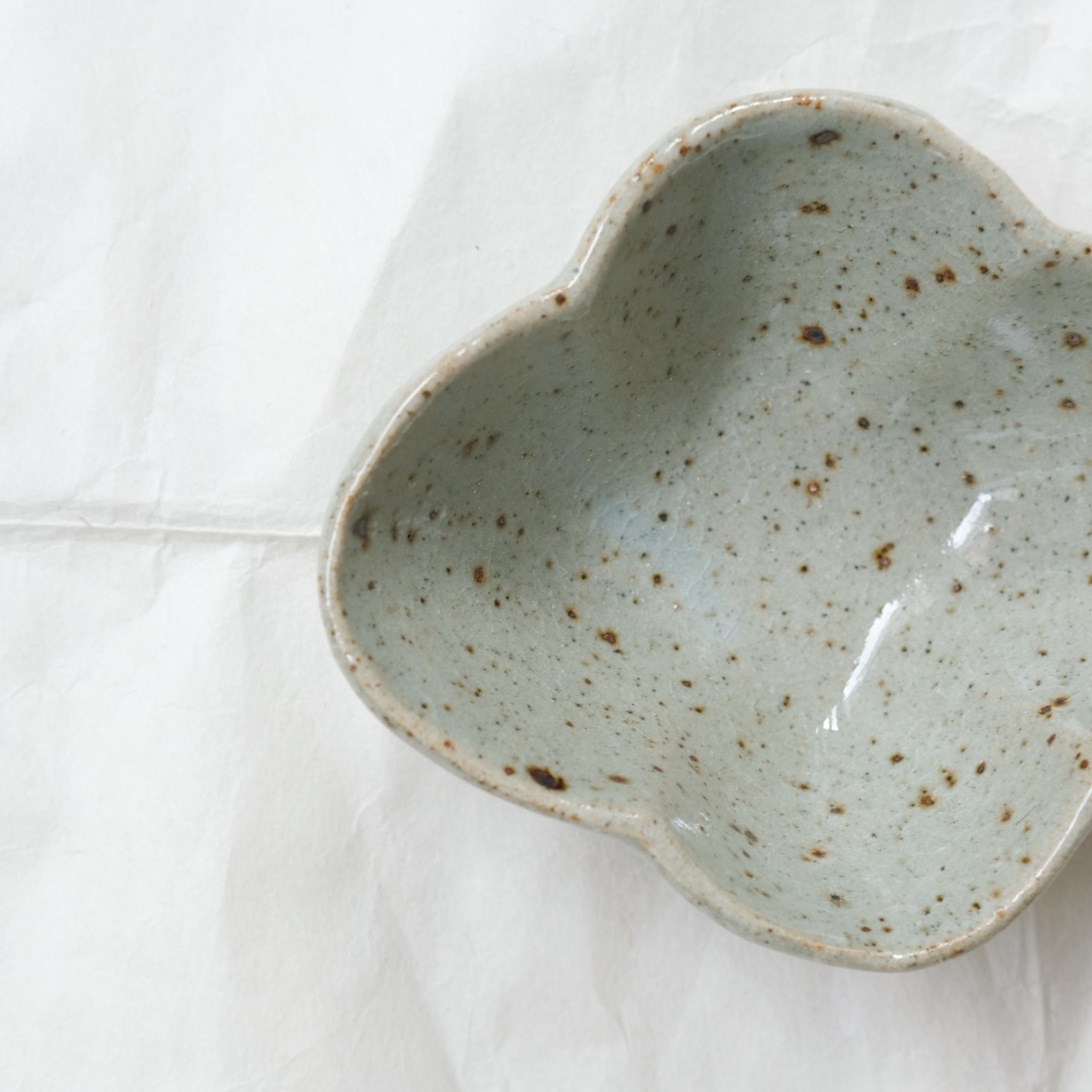 Bol "fleurs" L 12cm en grès - vert clair brillant de Yoh Kashiwai chez Brutal Ceramics