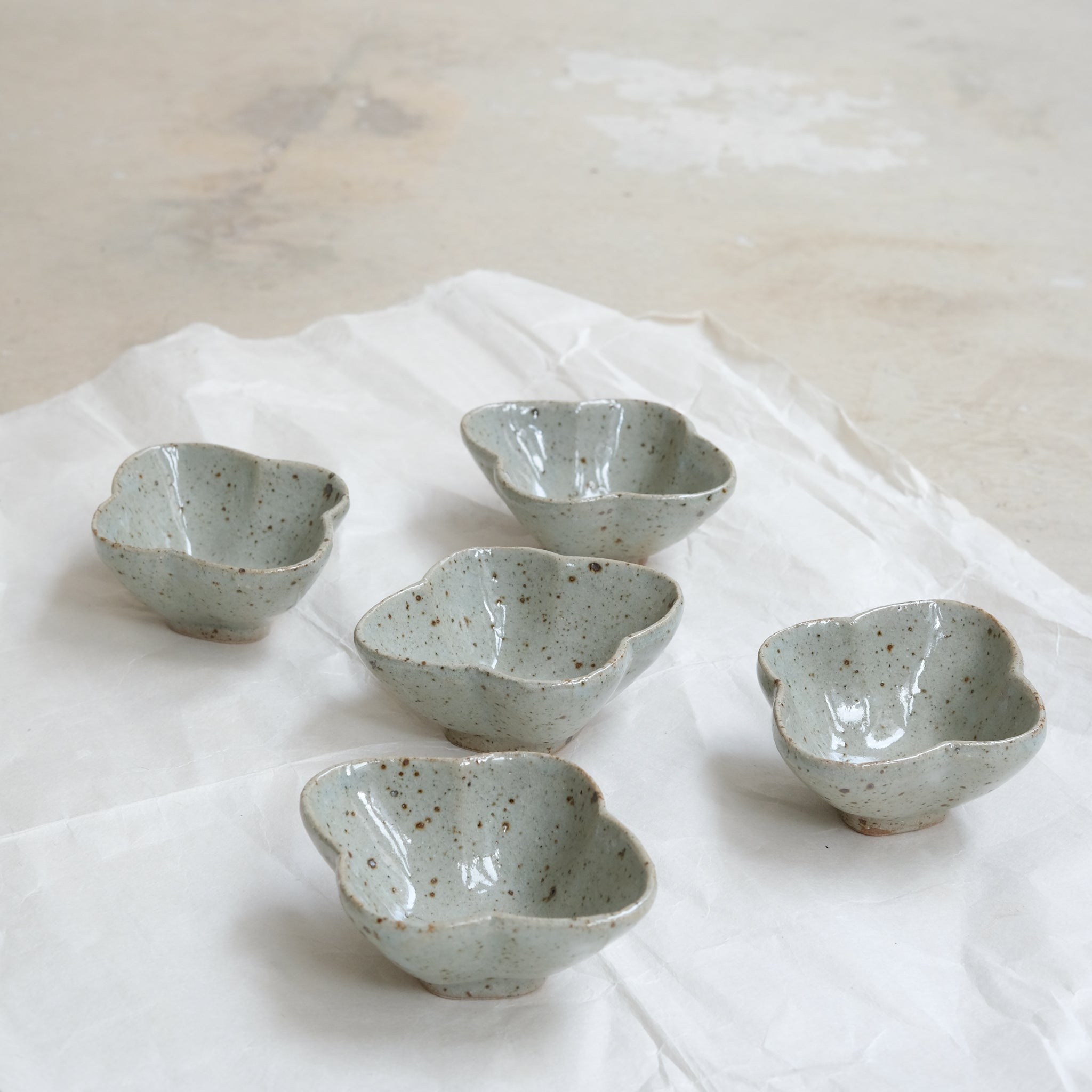 Bol "fleurs" L 12cm en grès - vert clair brillant de Yoh Kashiwai chez Brutal Ceramics