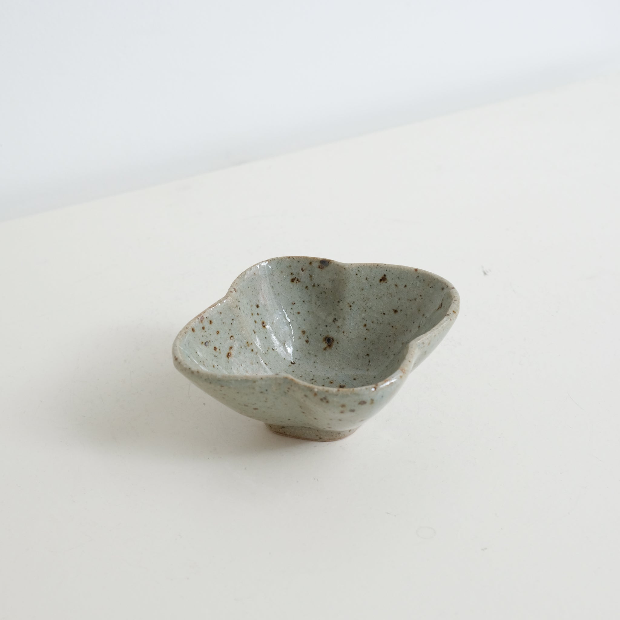 Bol "fleurs" L 12cm en grès - vert clair brillant de Yoh Kashiwai chez Brutal Ceramics