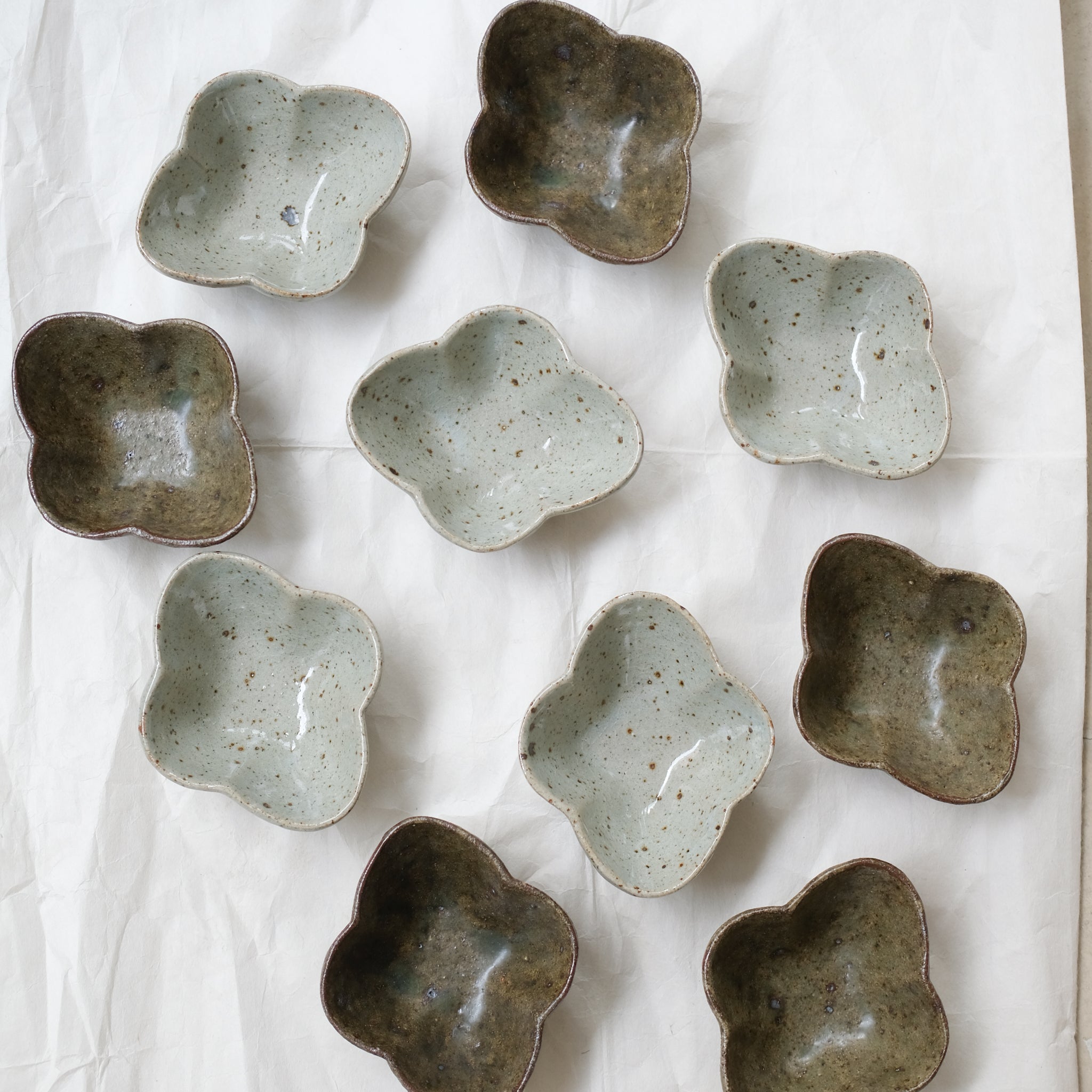 Bol "fleurs" L 12cm en grès - vert foncé de Yoh Kashiwai chez Brutal Ceramics