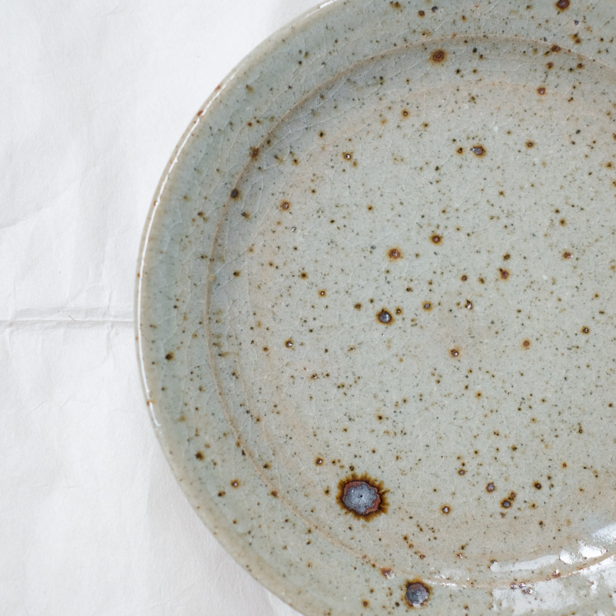 Assiette en grès D 16,5cm - gris vert brillant de Yoh Kashiwai  chez Brutal Ceramics