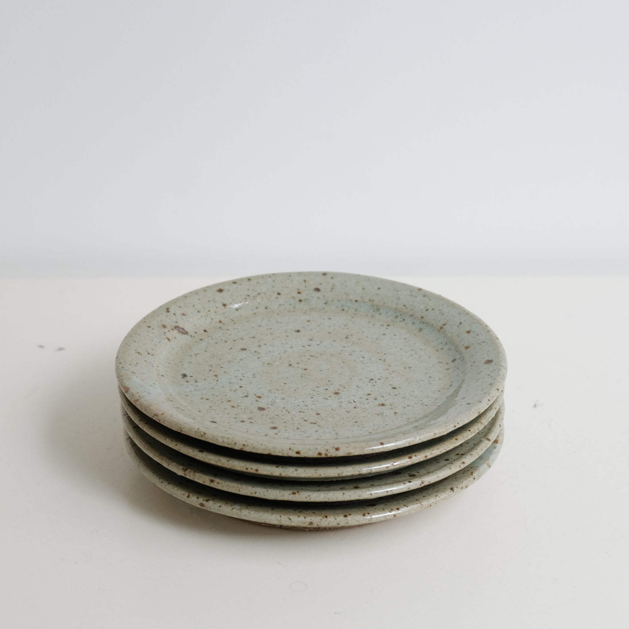 Assiette en grès D 16,5cm - gris vert brillant de Yoh Kashiwai  chez Brutal Ceramics
