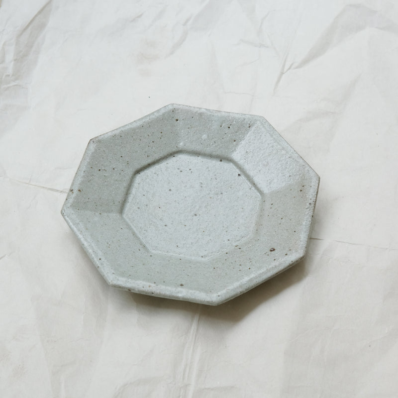 Assiette octogonale en grès D 19cm - blanc gris de Yoh Kashiwai chez Brutal Ceramics