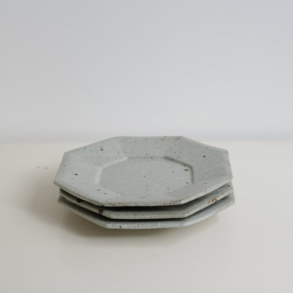 Assiette octogonale en grès D 19cm - blanc gris de Yoh Kashiwai chez Brutal Ceramics