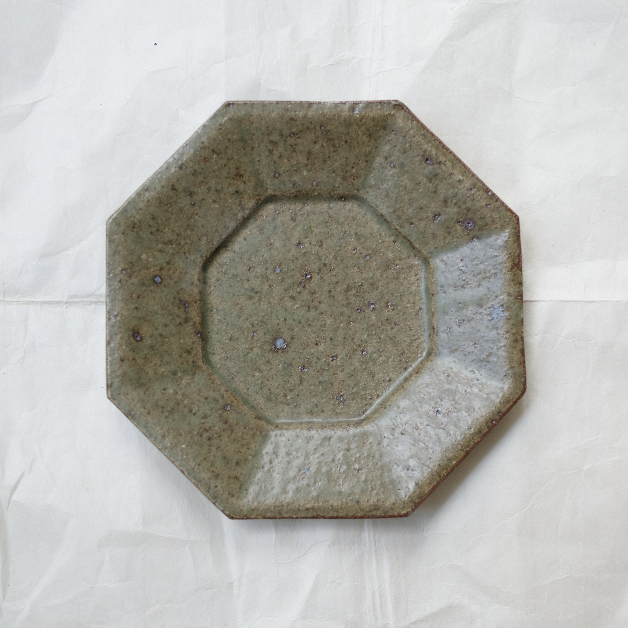 Assiette octogonale en grès D 19cm - vert foncé de Yoh Kashiwai chez Brutal Ceramics