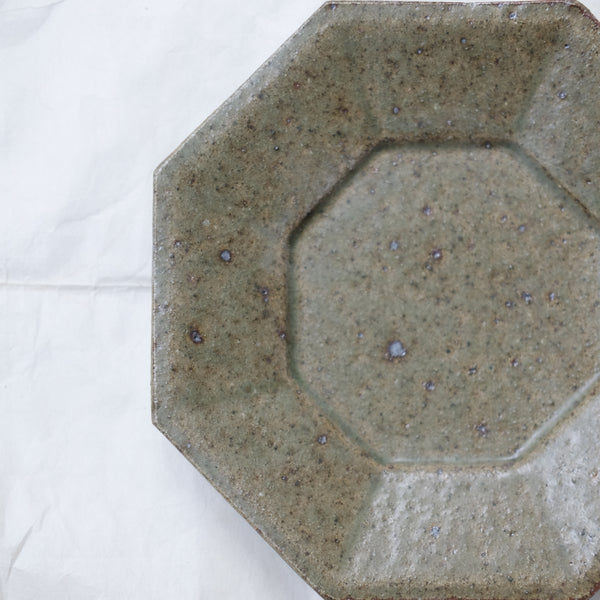Assiette octogonale en grès D 19cm - vert foncé de Yoh Kashiwai chez Brutal Ceramics