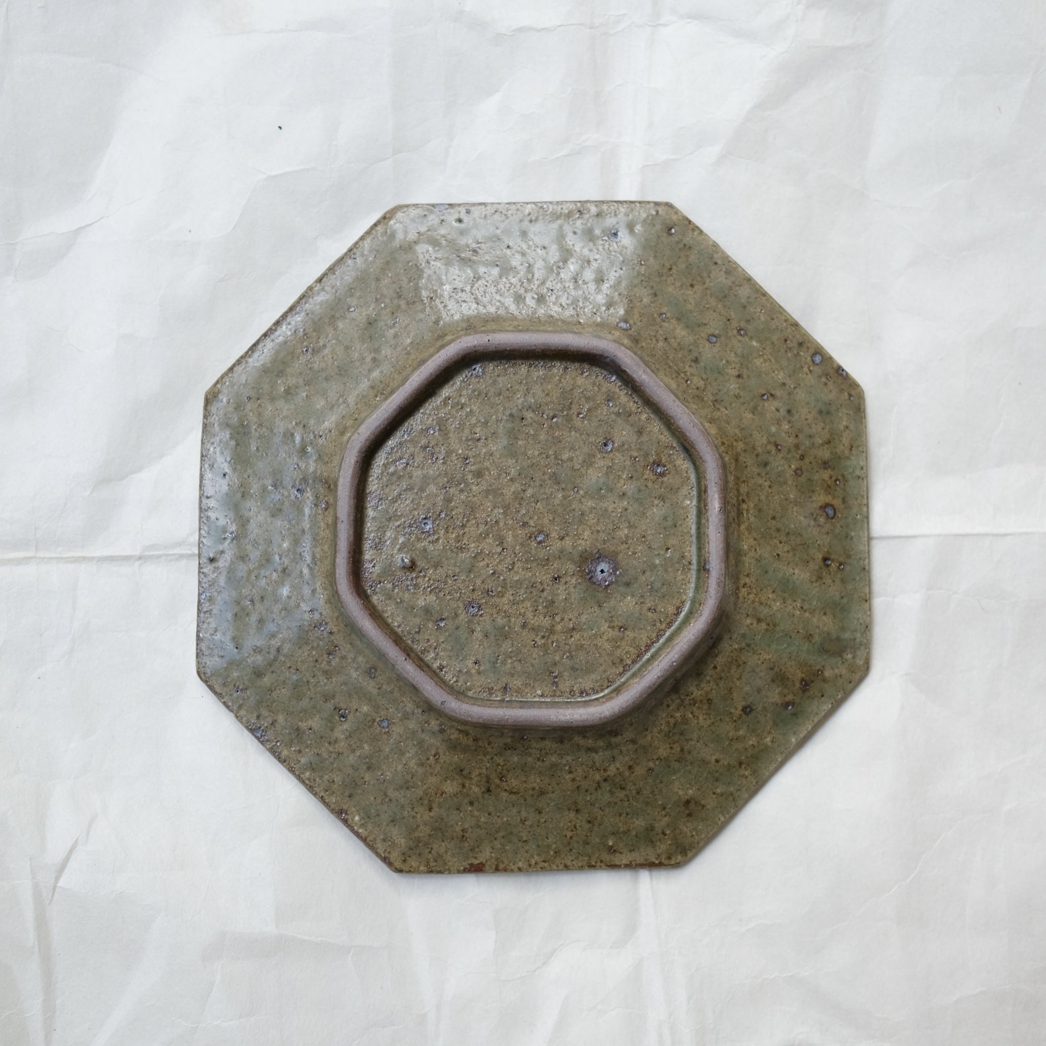 Assiette octogonale en grès D 19cm - vert foncé de Yoh Kashiwai chez Brutal Ceramics