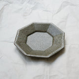 Assiette octogonale en grès D 19cm - vert foncé de Yoh Kashiwai chez Brutal Ceramics