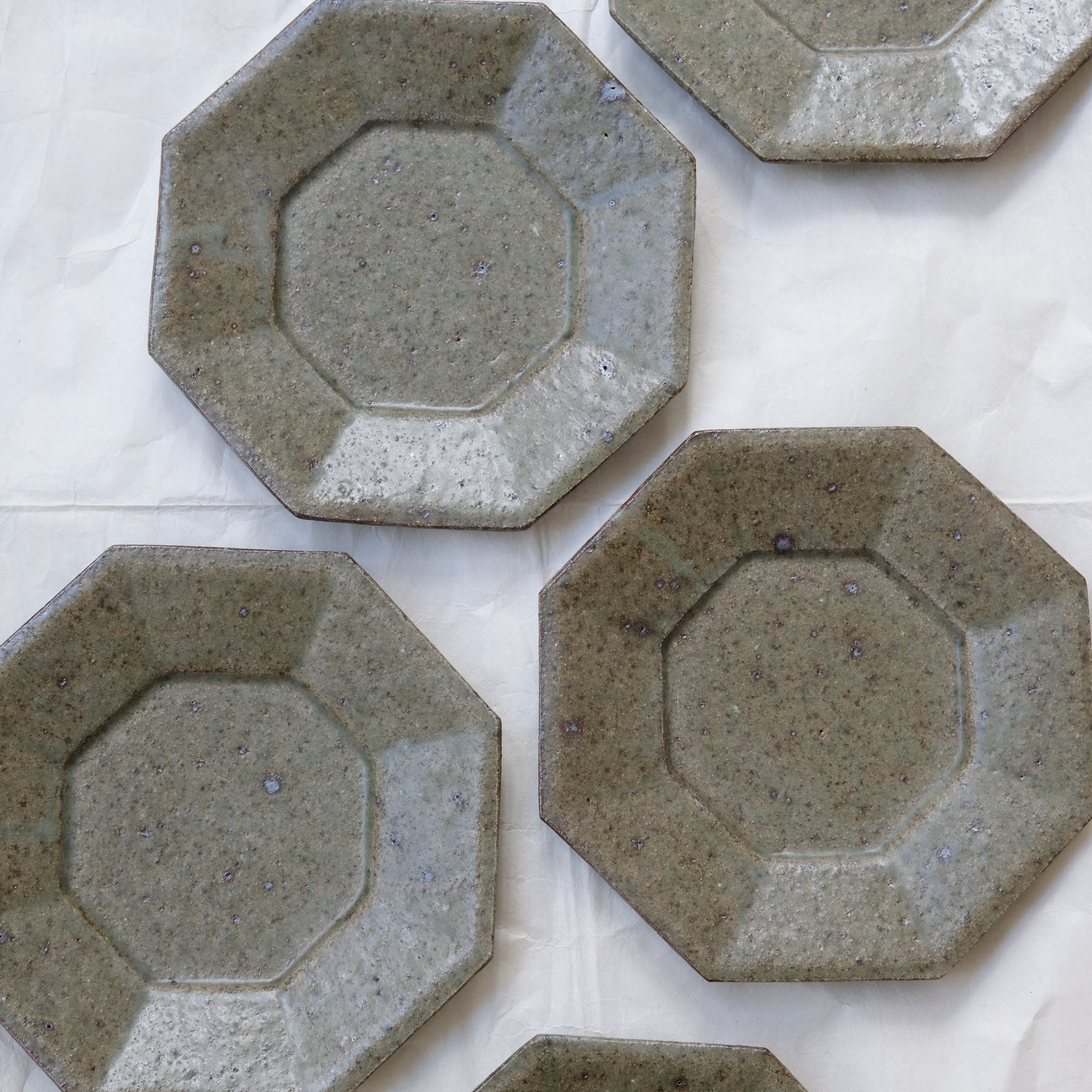 Assiette octogonale en grès D 19cm - vert foncé de Yoh Kashiwai chez Brutal Ceramics