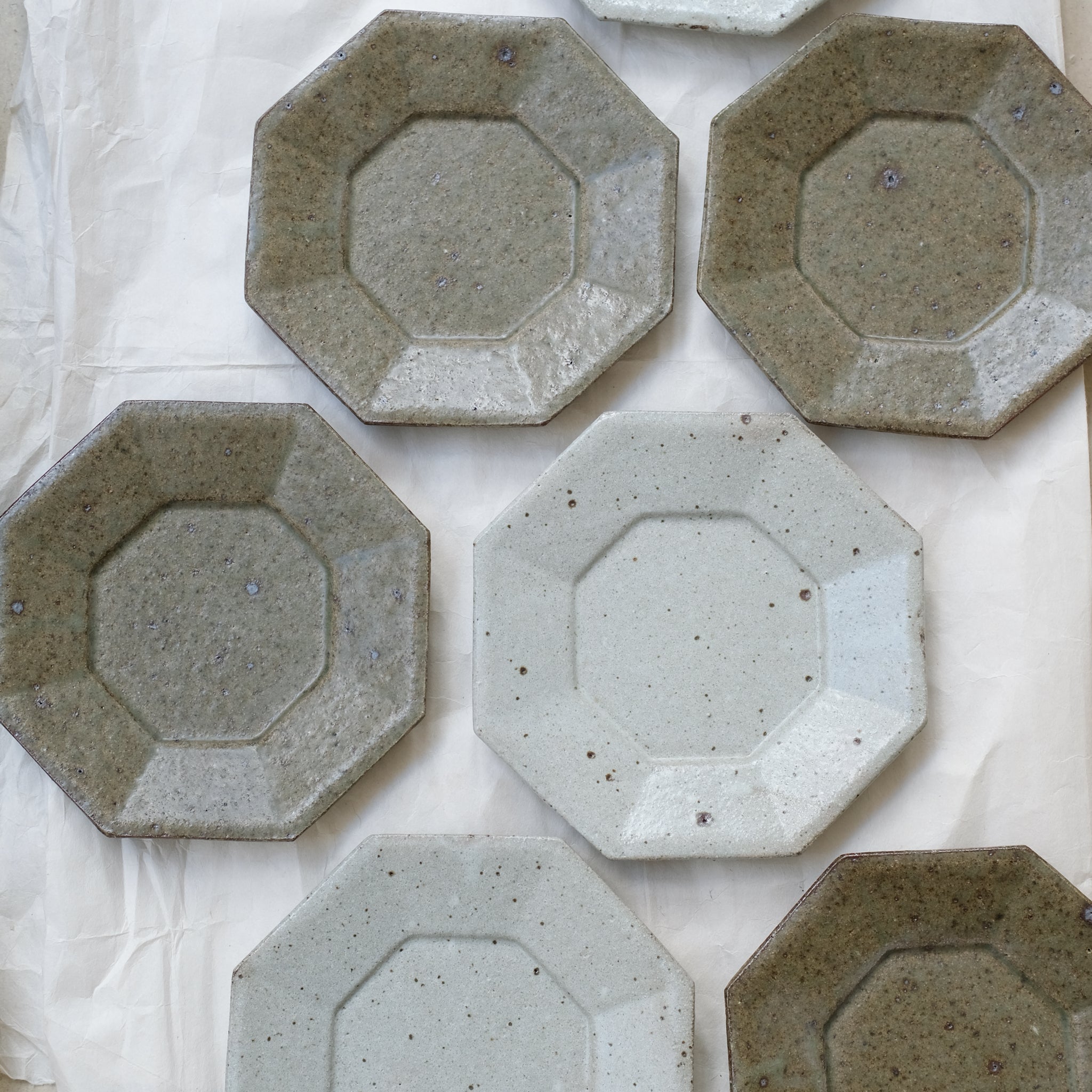 Assiette octogonale en grès D 19cm - blanc gris de Yoh Kashiwai chez Brutal Ceramics
