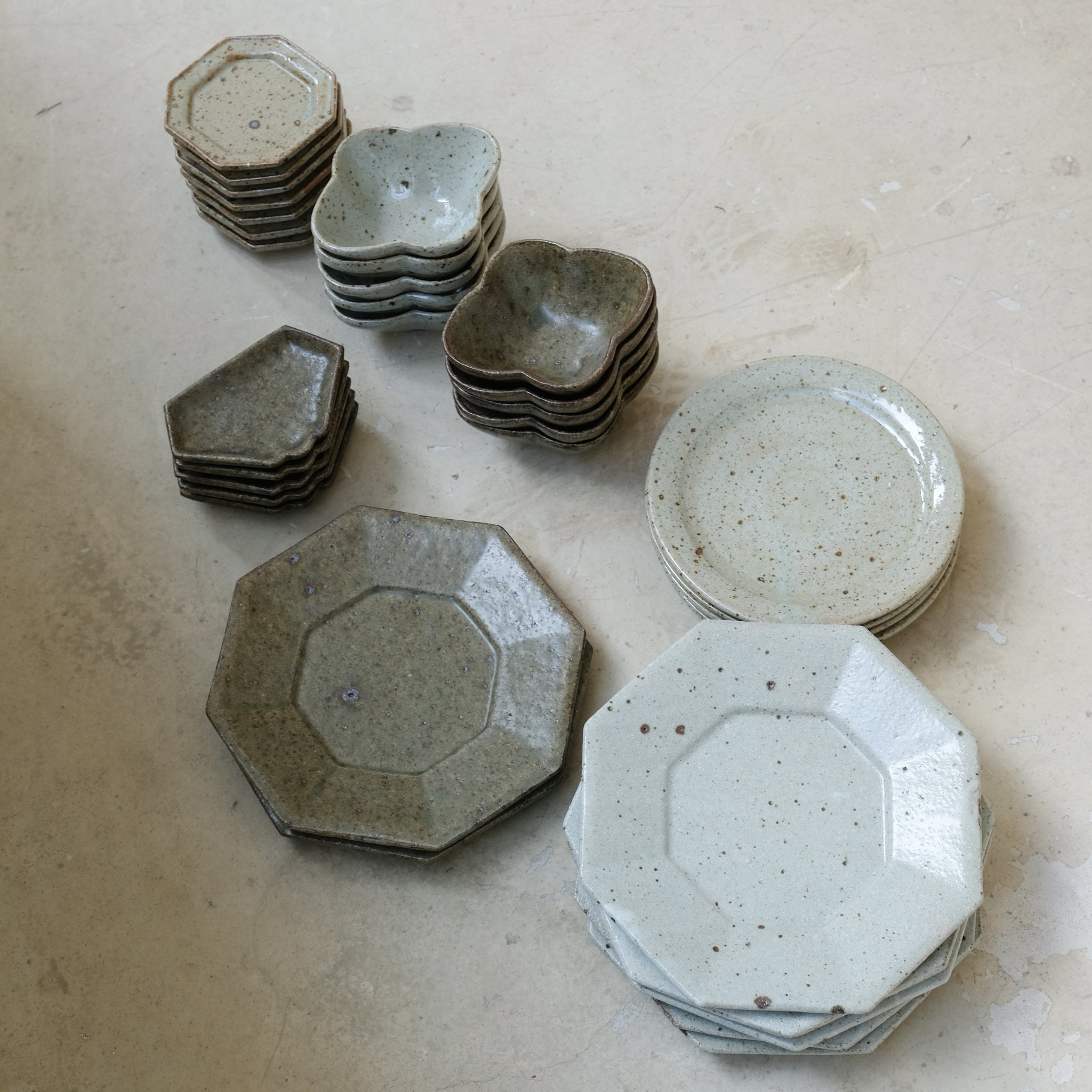 Assiette octogonale en grès D 19cm - vert foncé de Yoh Kashiwai chez Brutal Ceramics