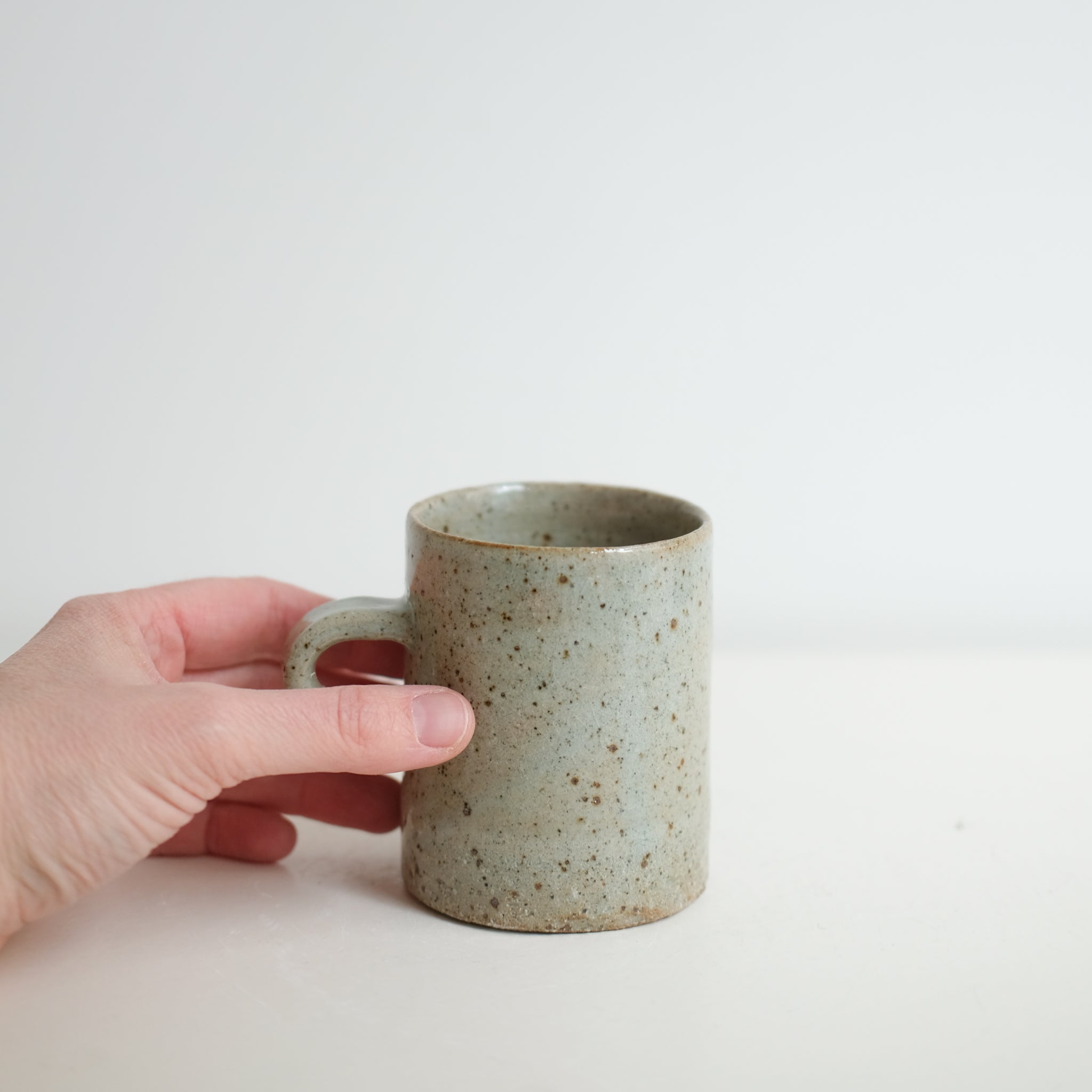 Tasse en grès 170ml - gris vert brillant de Yoh Kashiwai  chez Brutal Ceramics
