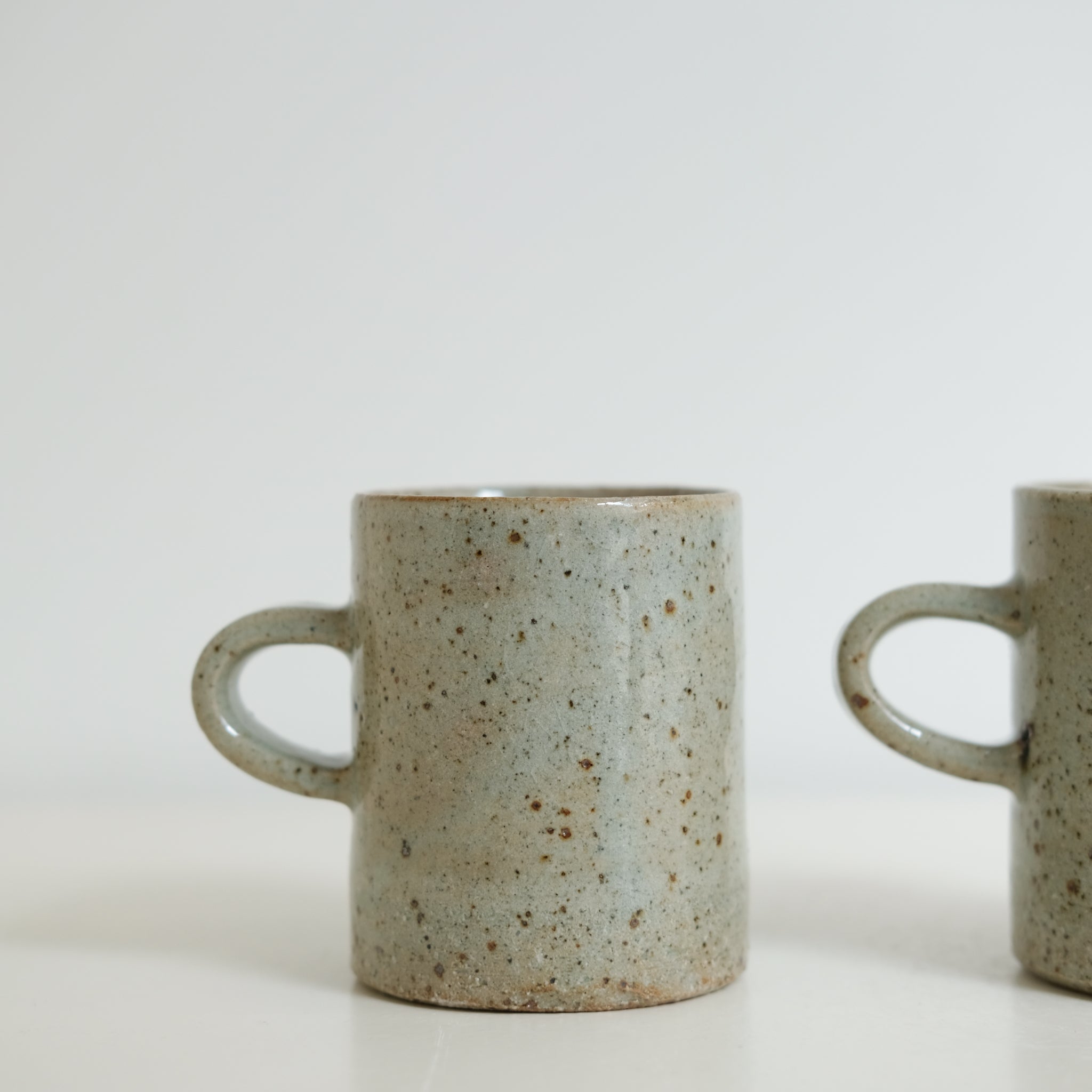 Tasse en grès 170ml - gris vert brillant de Yoh Kashiwai  chez Brutal Ceramics