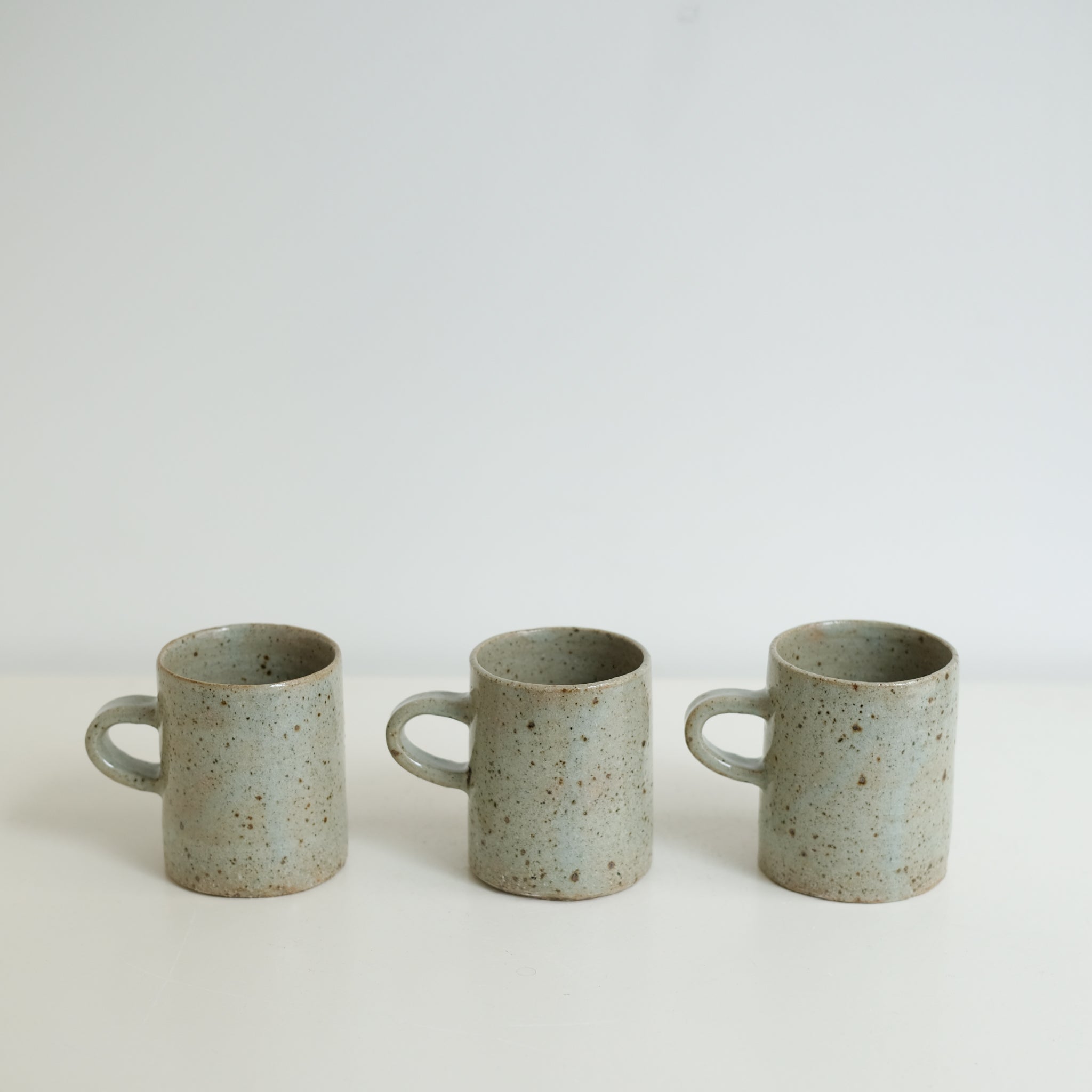 Tasse en grès 170ml - gris vert brillant de Yoh Kashiwai  chez Brutal Ceramics