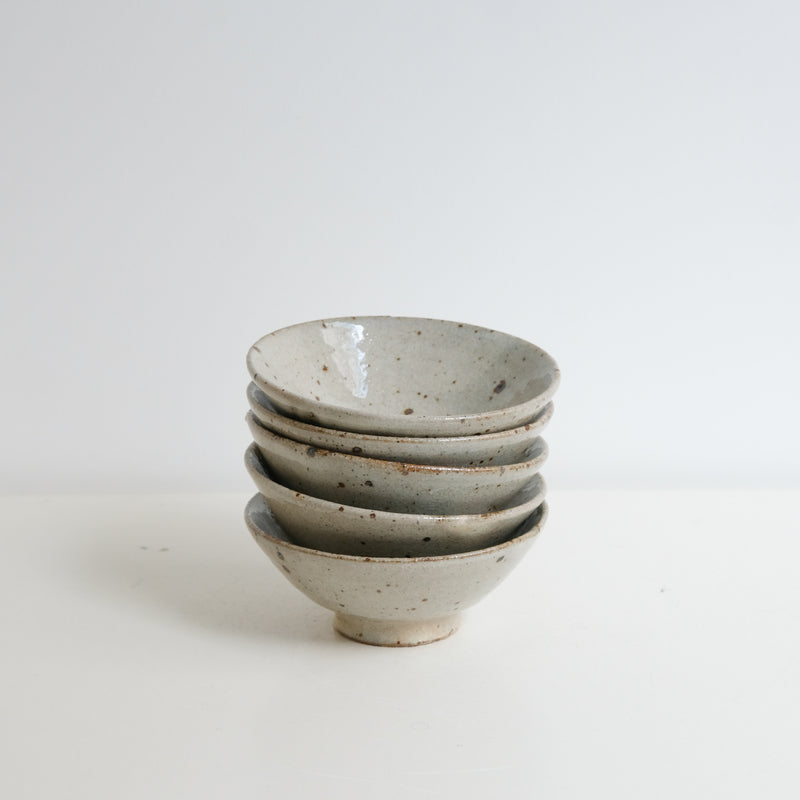 Bol en grès D 13,5cm - gris clair de Yoh Kashiwai chez Brutal Ceramics