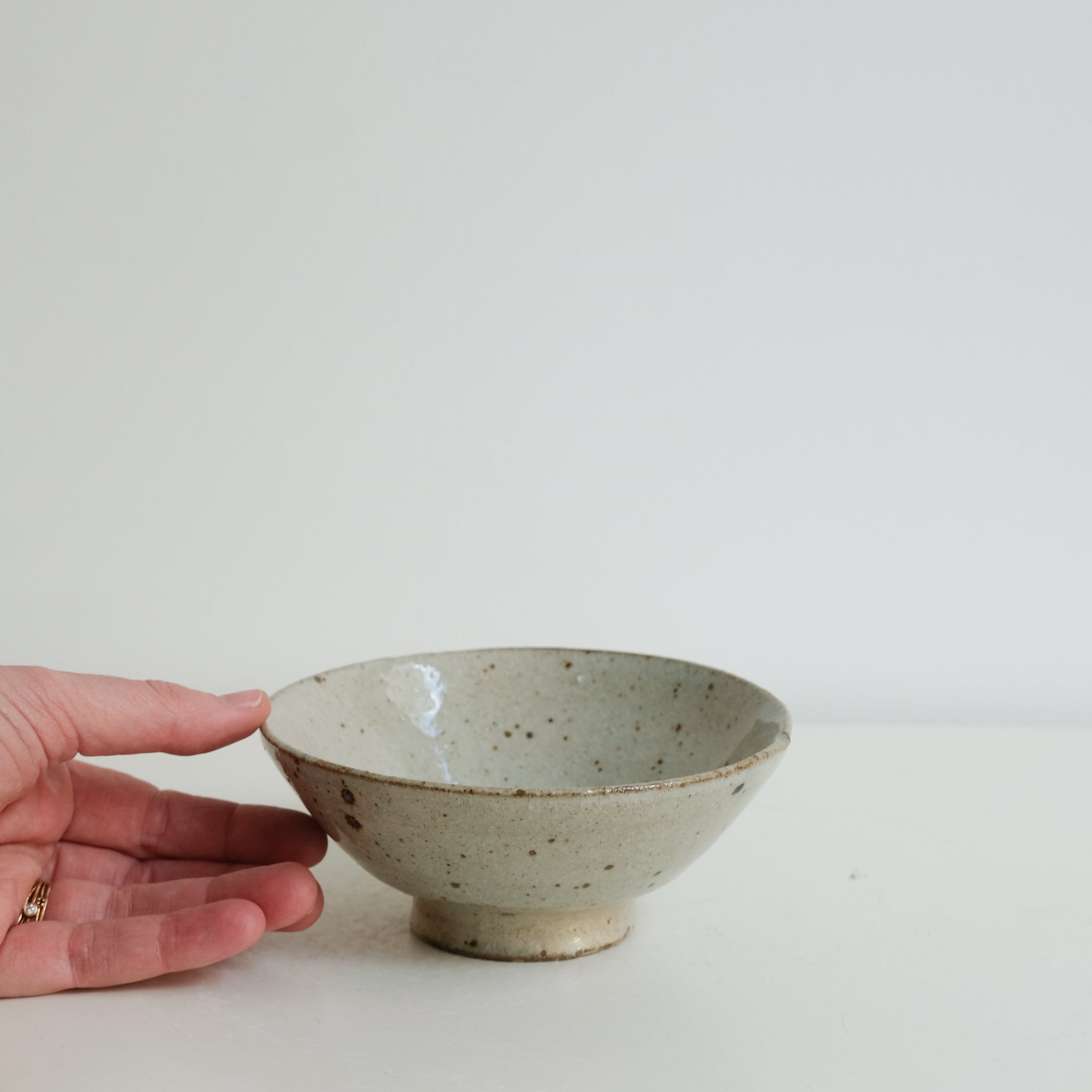 Bol en grès D 13,5cm - gris clair de Yoh Kashiwai chez Brutal Ceramics